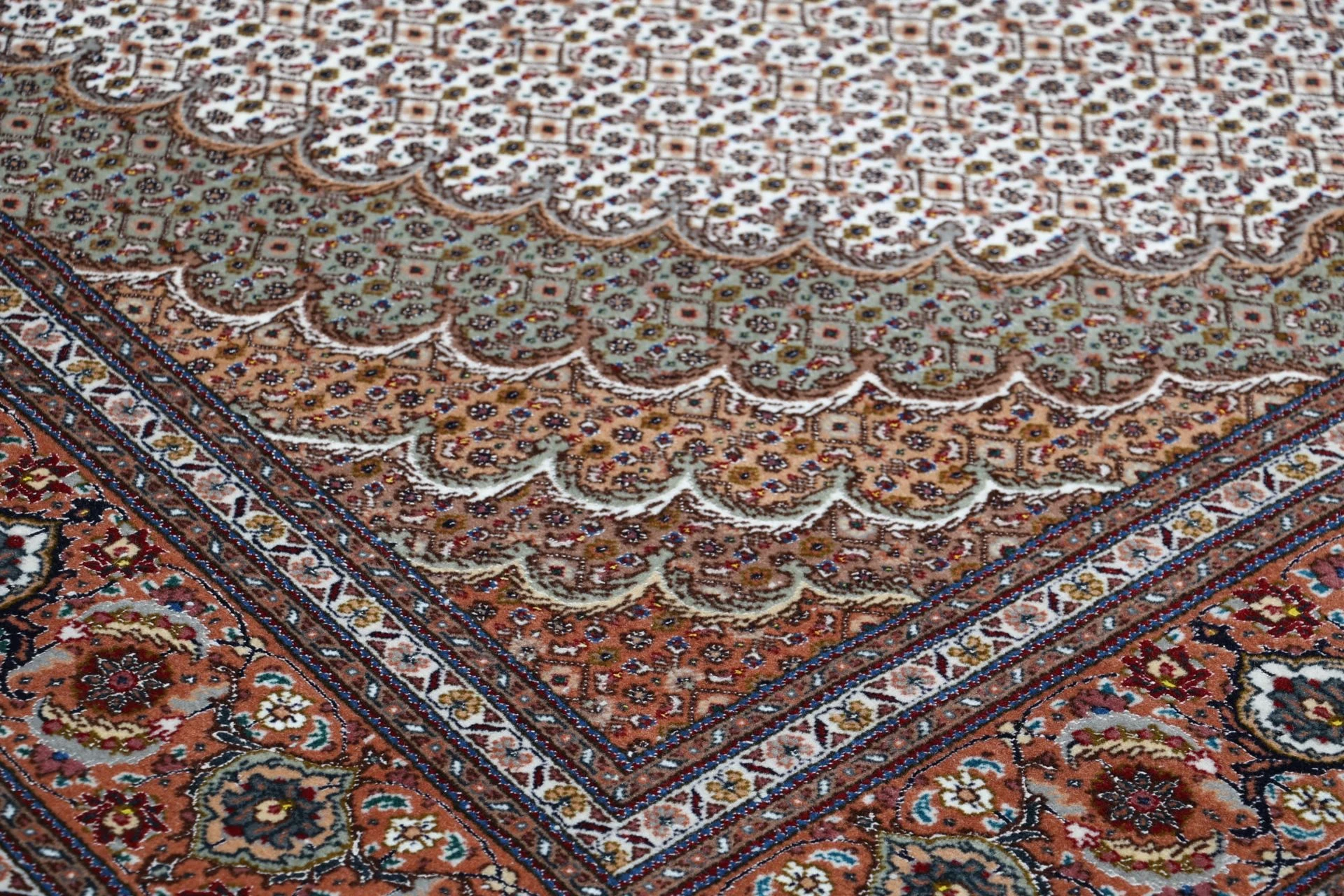 Tabriz Persian Rug 172 × 250 cm, Wool & Silk, hand-knotted