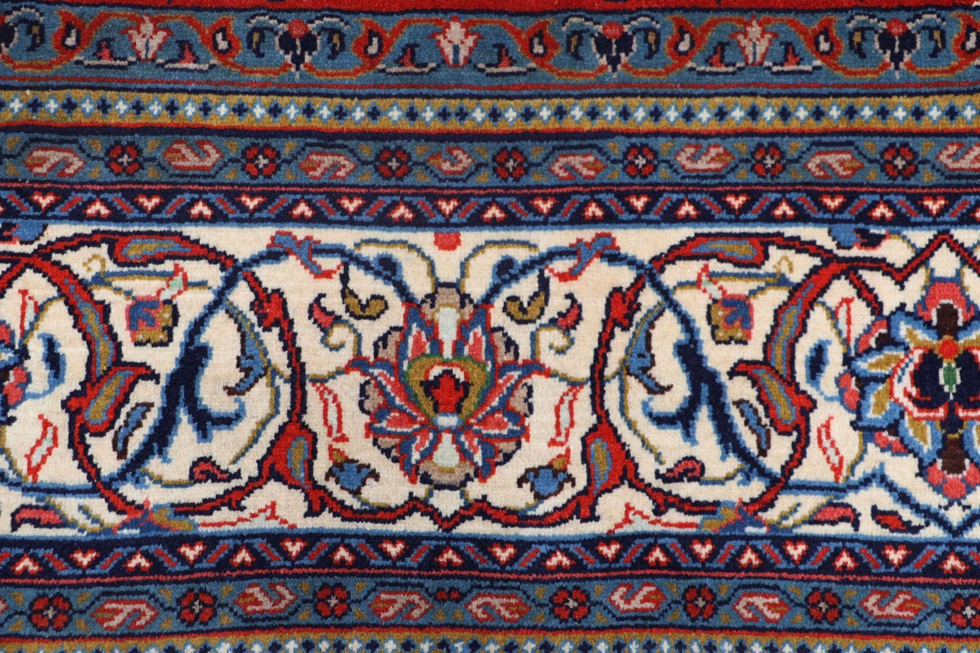 Hand-Knotted Wool Sarouk Persian Rug, 247 × 341 cm