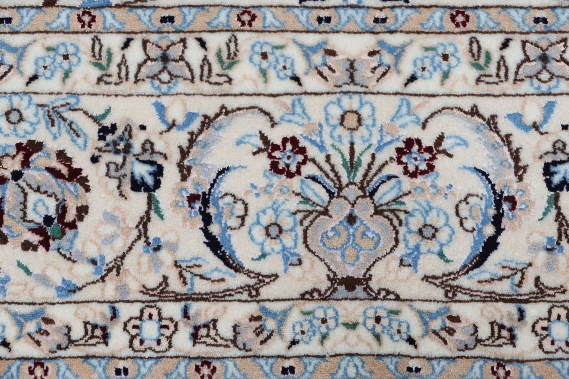Nain Persian Rug — hand-knotted, 165 × 250 cm, Wool & Silk