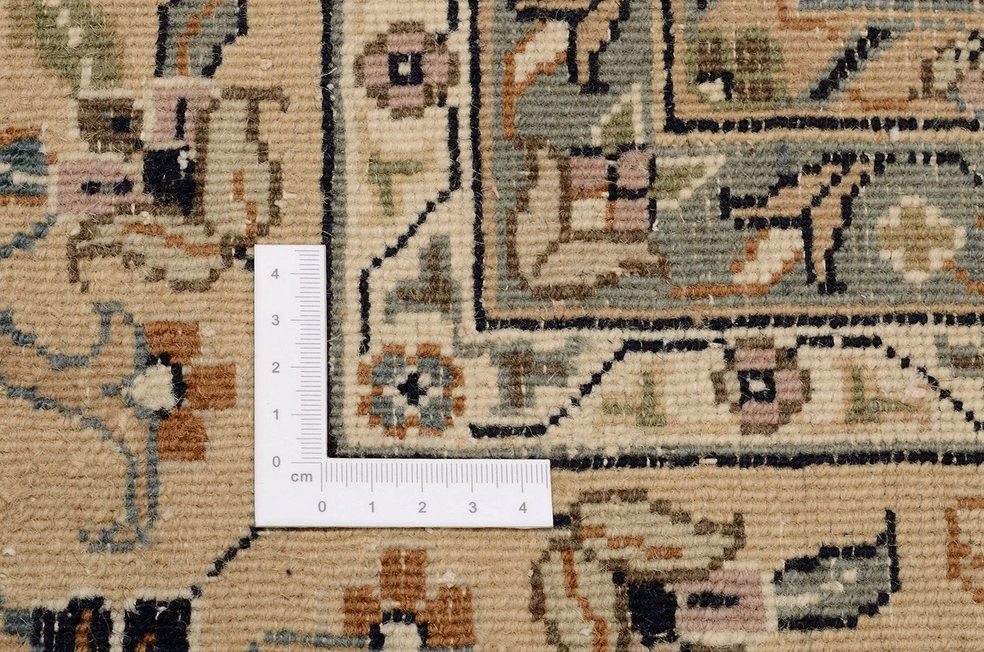 Isfahan Indian Rug 244 × 306 cm, Wool, hand-knotted