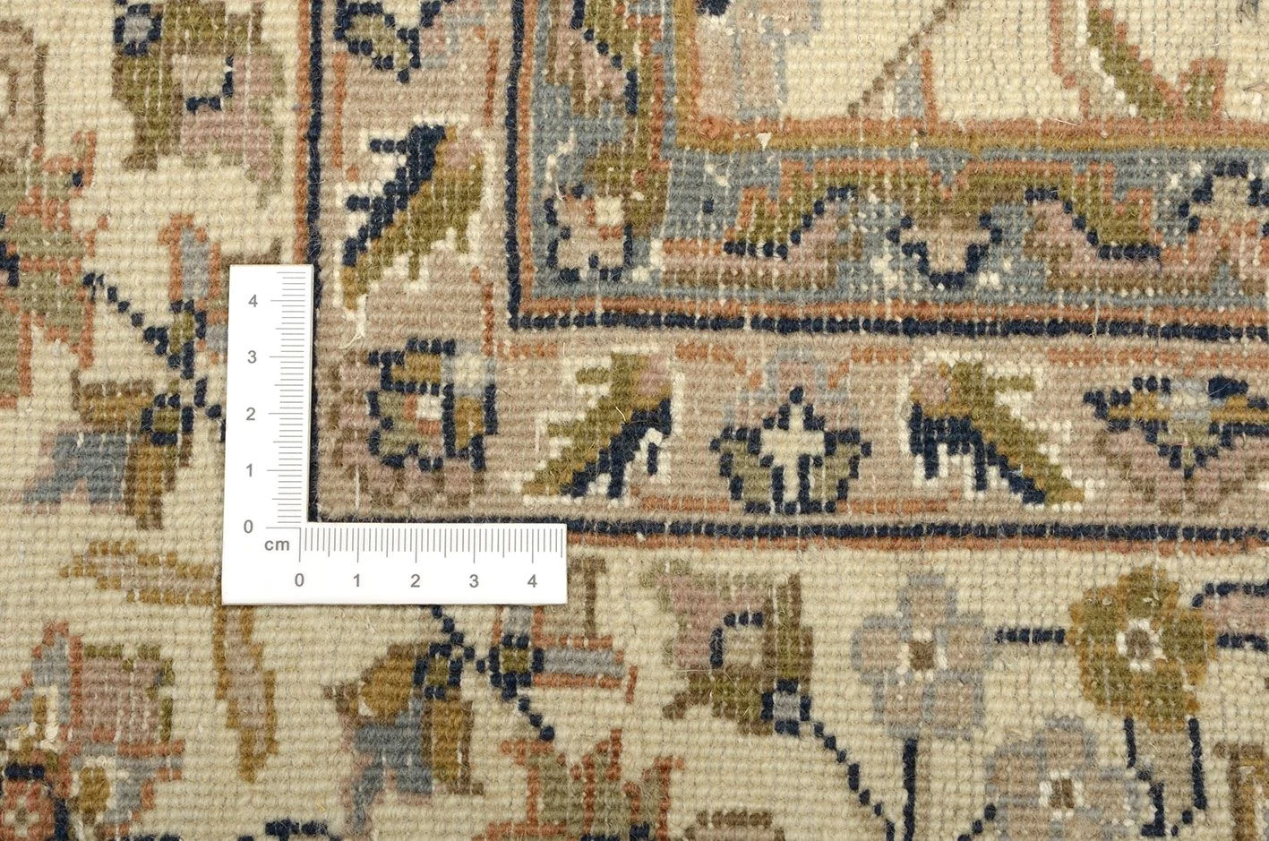 Isfahan Indian Rug 204 × 302 cm, Wool, hand-knotted