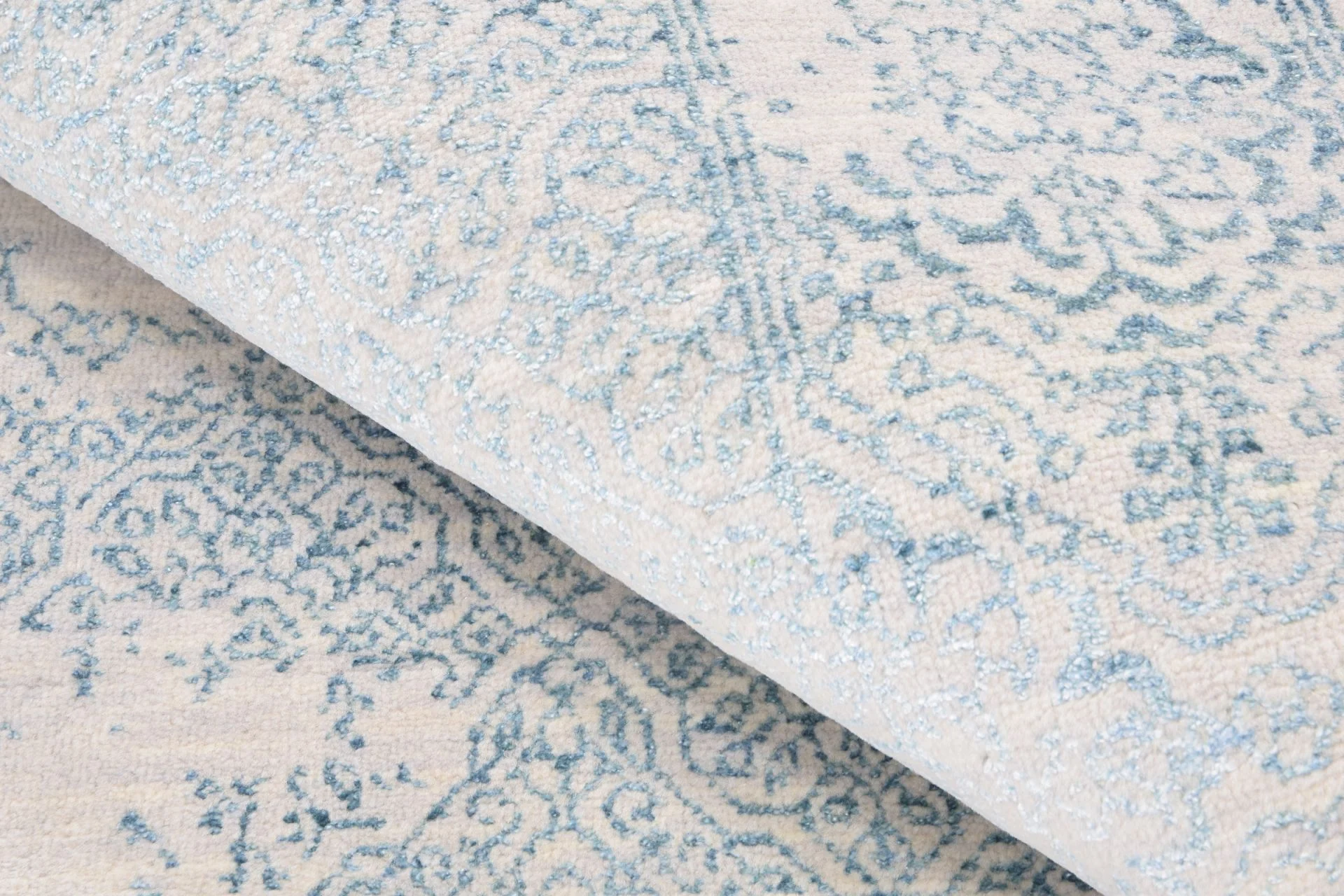 Indian Rug — hand-knotted, 167 × 246 cm, Wool