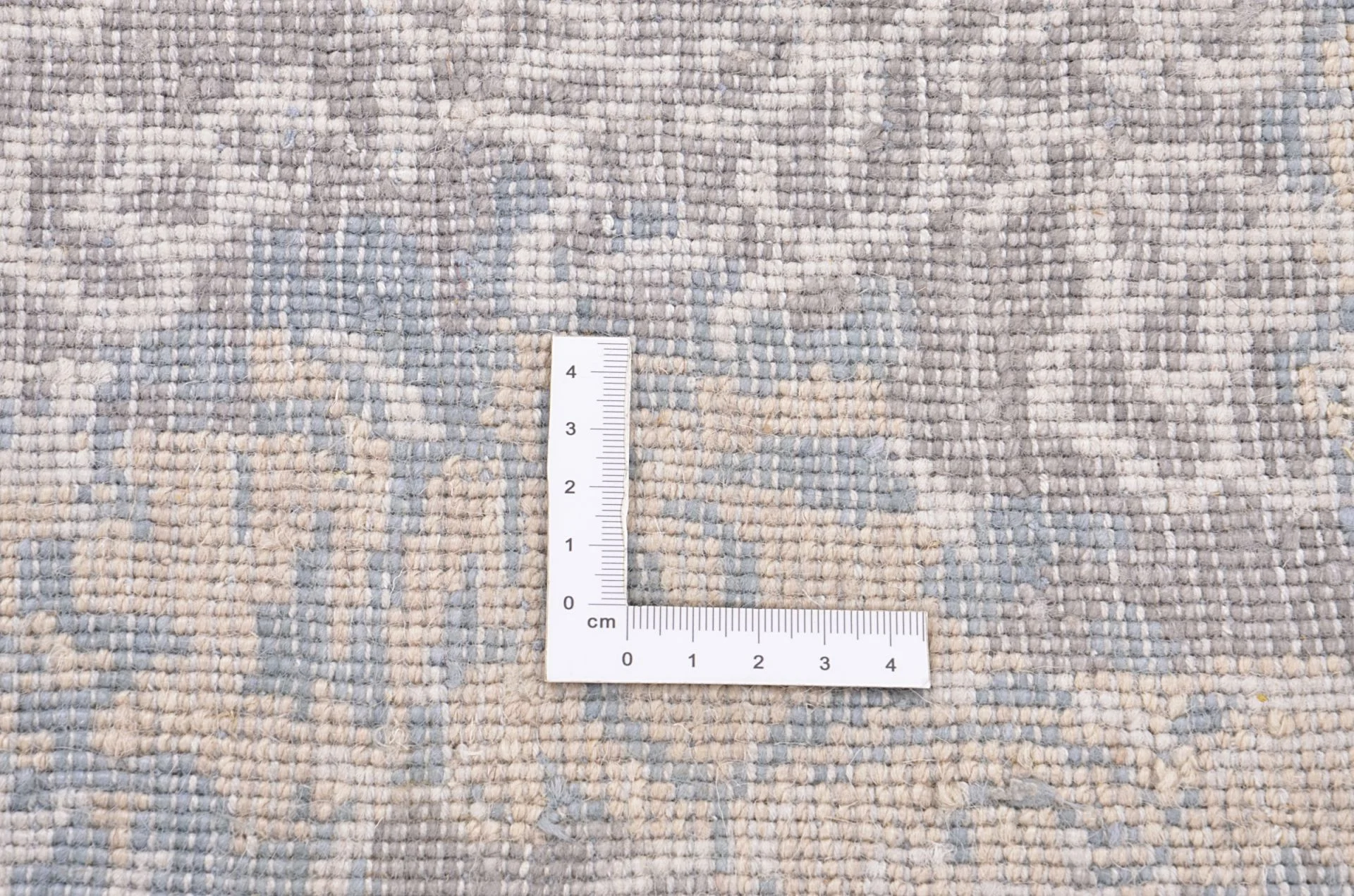 Indian Rug — hand-knotted, 236 × 308 cm, Wool