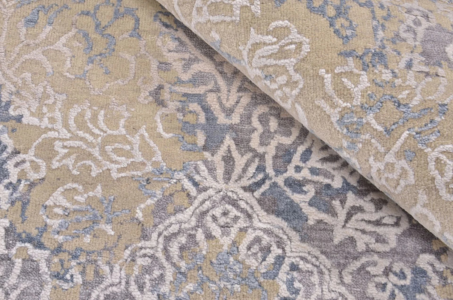 Indian Rug — hand-knotted, 236 × 308 cm, Wool