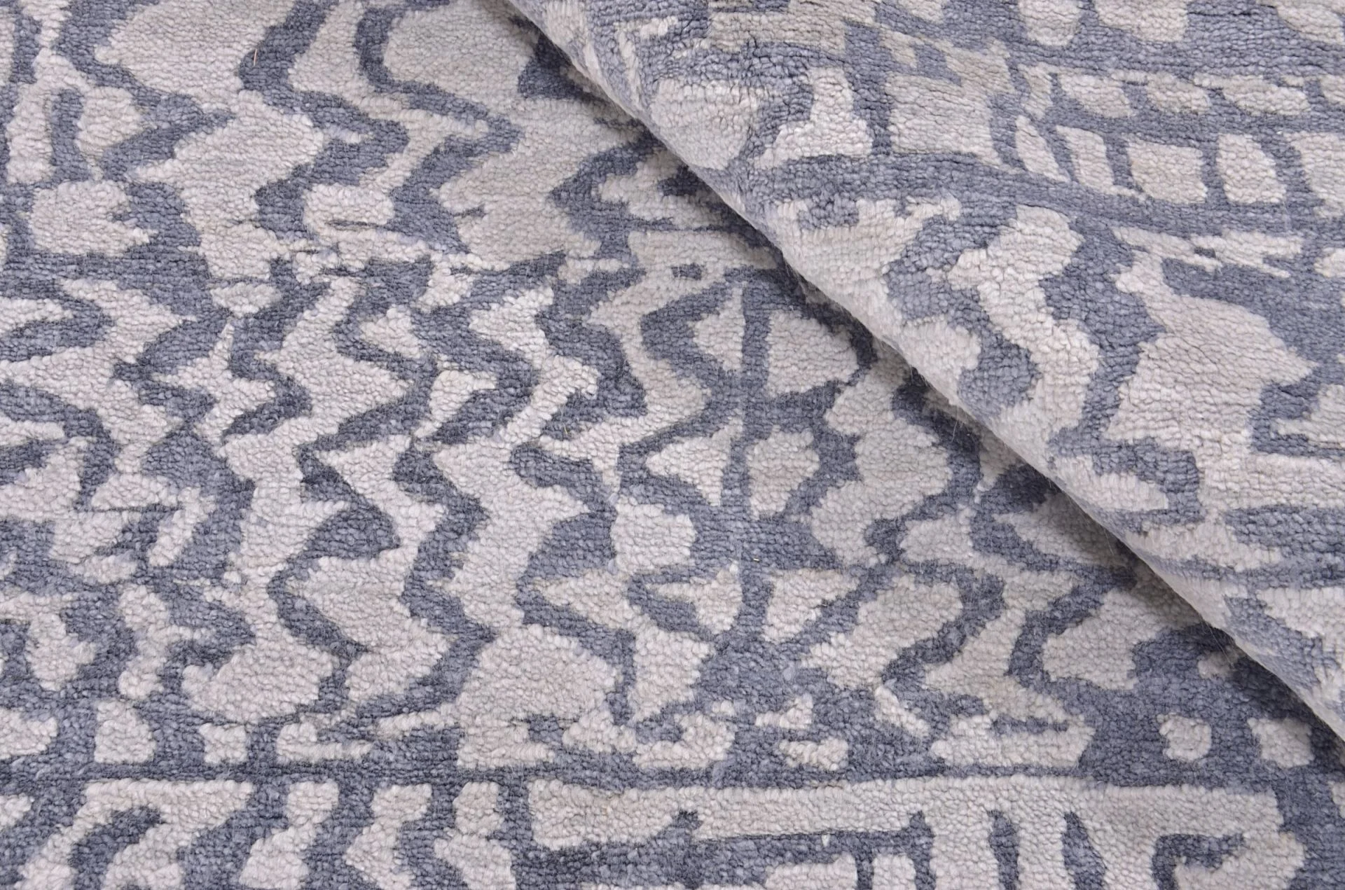 Indian Rug — hand-knotted, 203 × 300 cm, Wool
