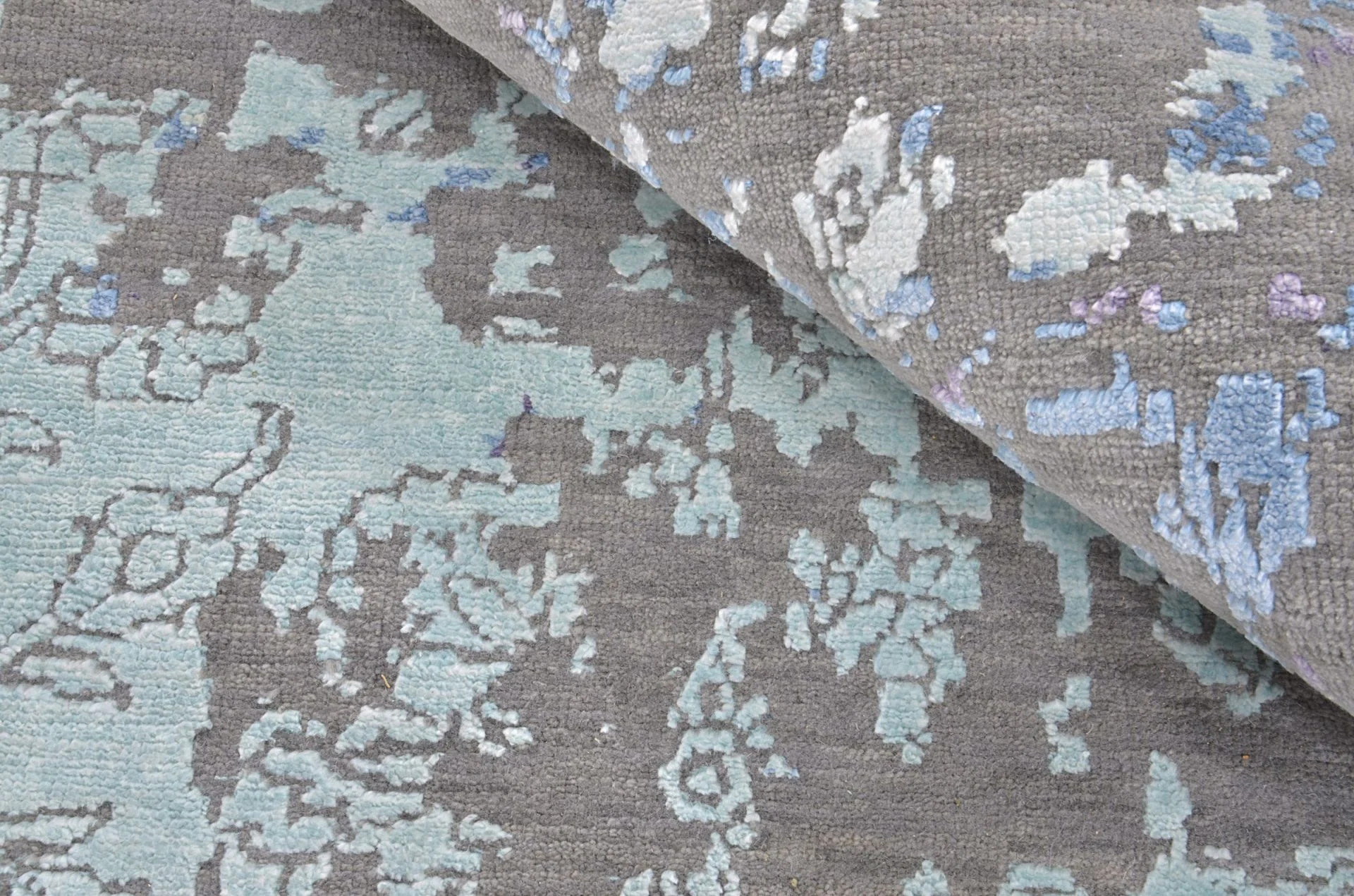 Indian Rug — hand-knotted, 245 × 302 cm, Wool
