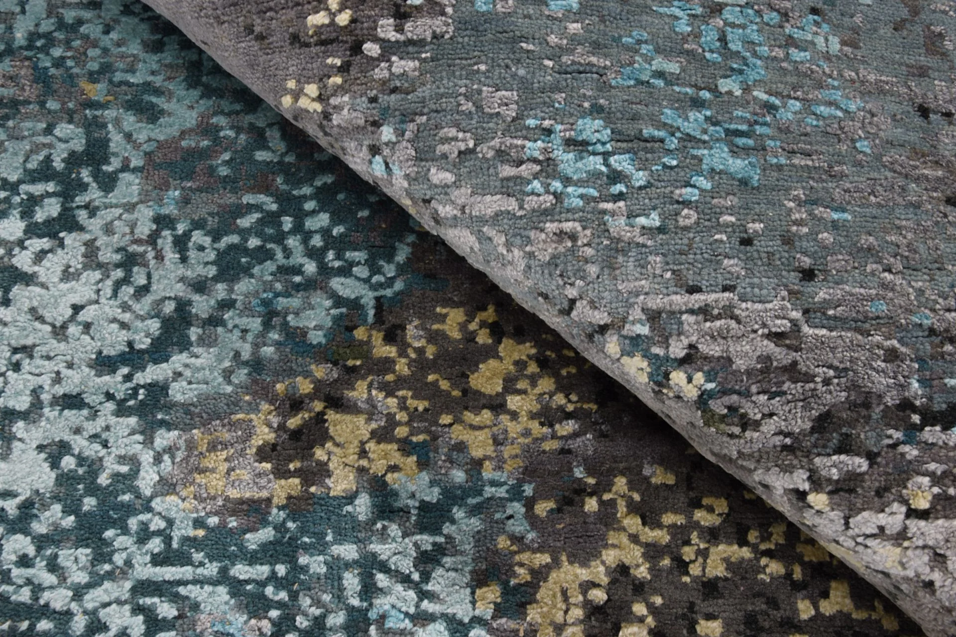 Indian Rug 247 × 305 cm, hand-knotted
