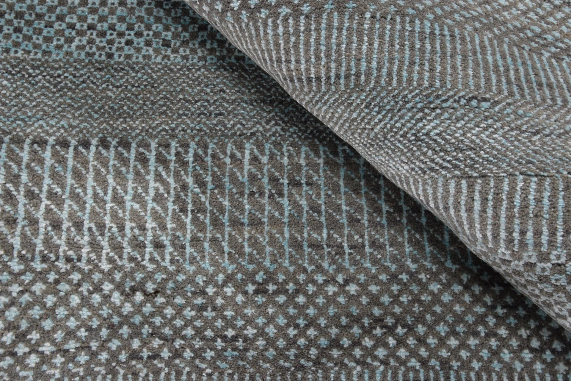 Indian Rug — hand-knotted, 278 × 367 cm