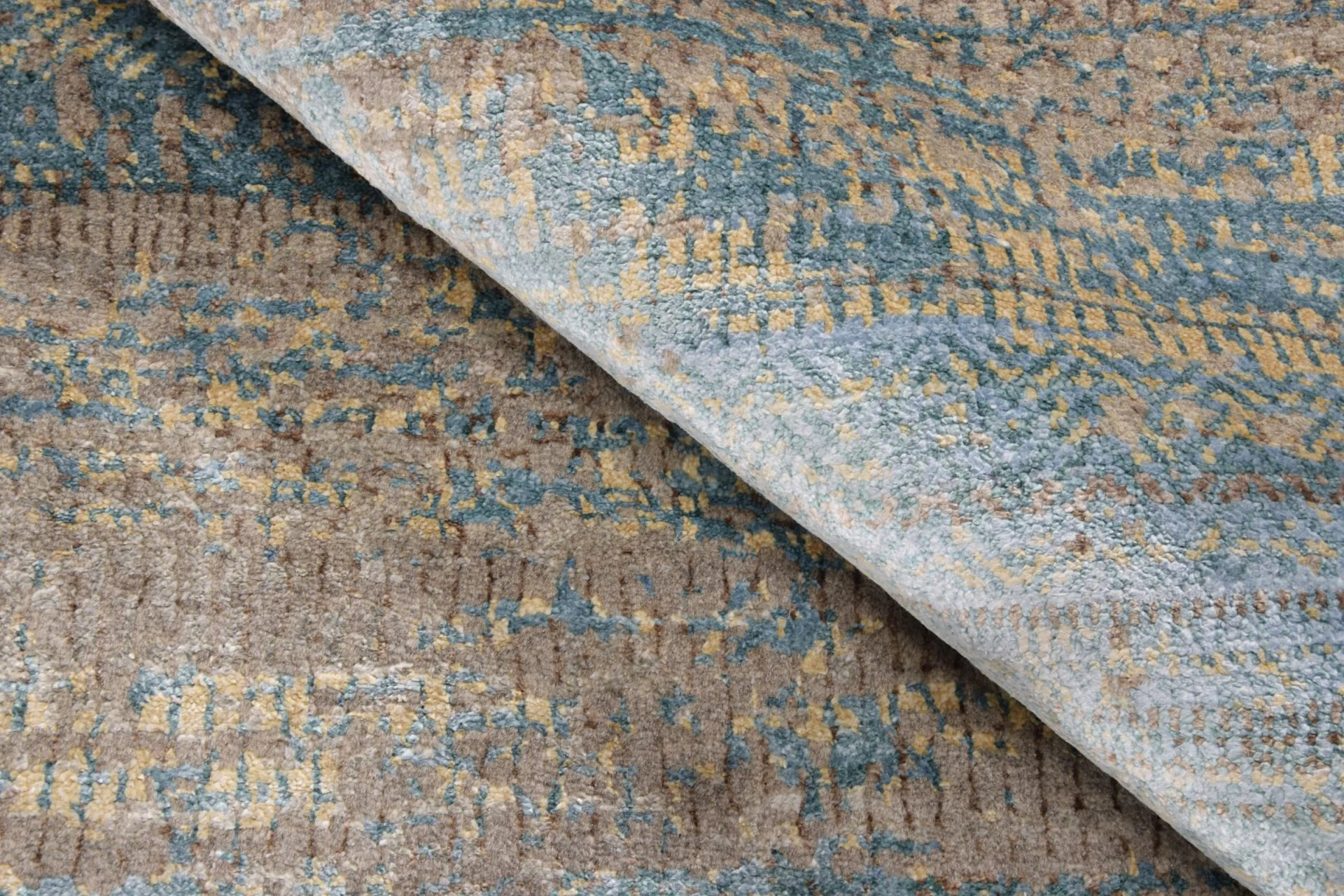 Indian Rug — hand-knotted, 251 × 299 cm, Silk