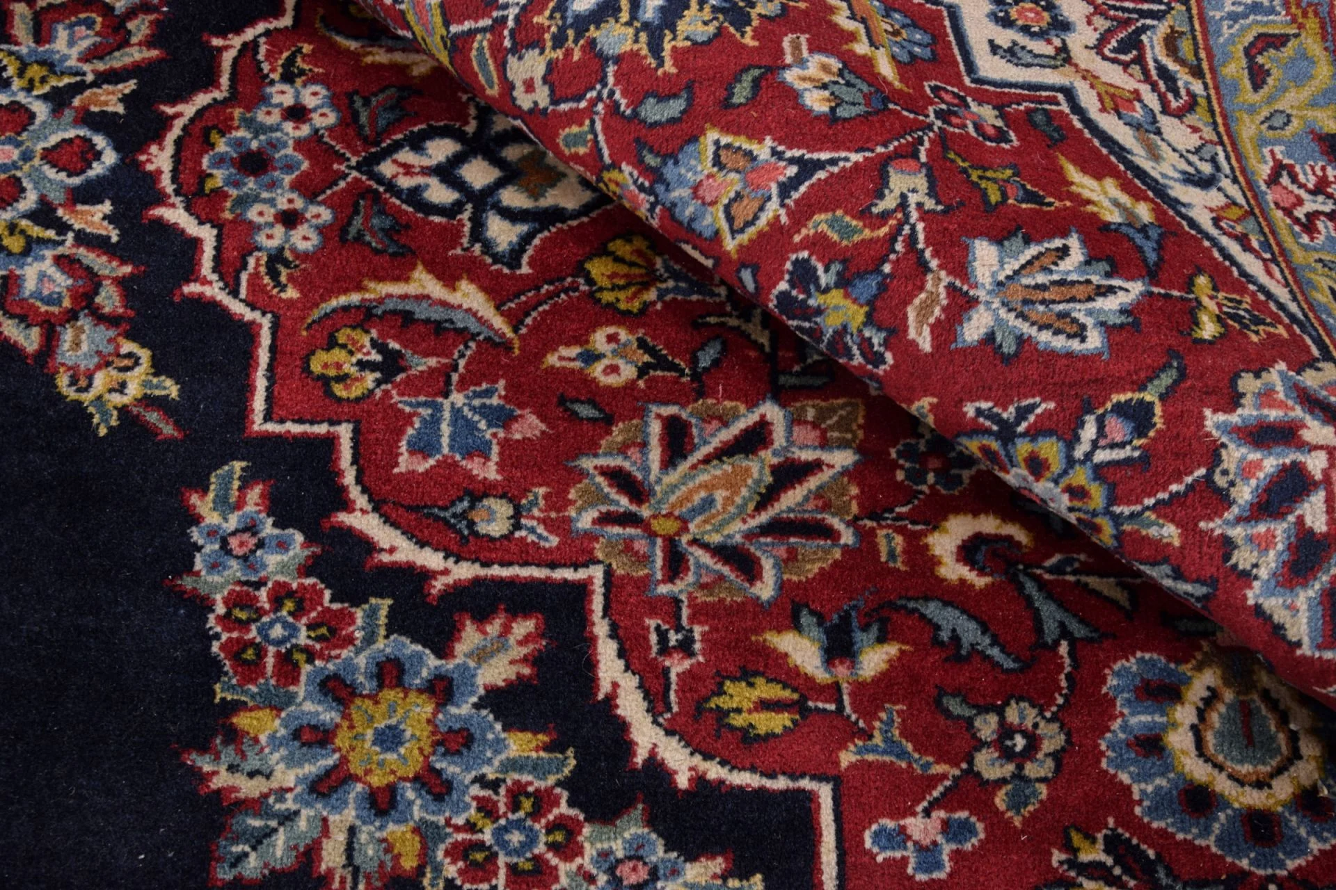 Hand-Knotted Wool Kashan Persian Rug, 226 × 274 cm