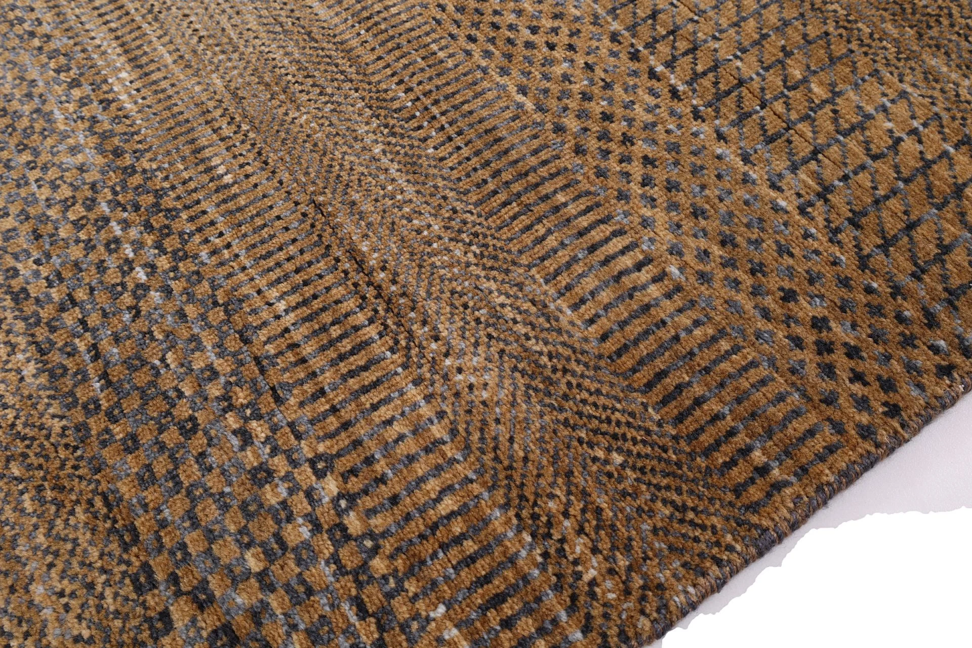 Indian Rug — hand-knotted, 272 × 371 cm, Wool & Silk