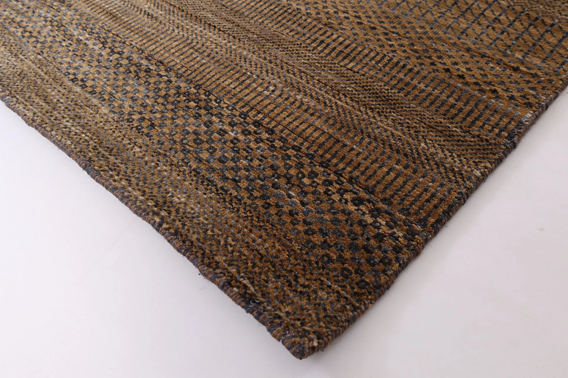 Indian Rug — hand-knotted, 272 × 371 cm, Wool & Silk