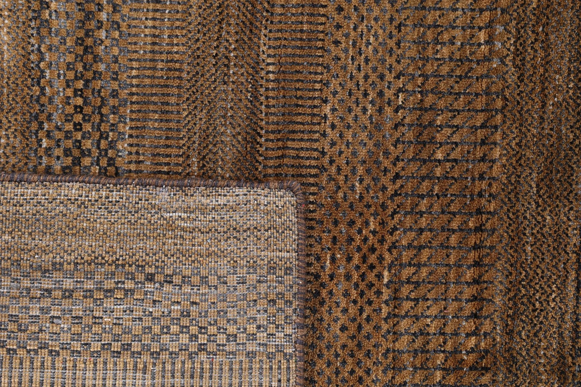 Indian Rug — hand-knotted, 272 × 371 cm, Wool & Silk