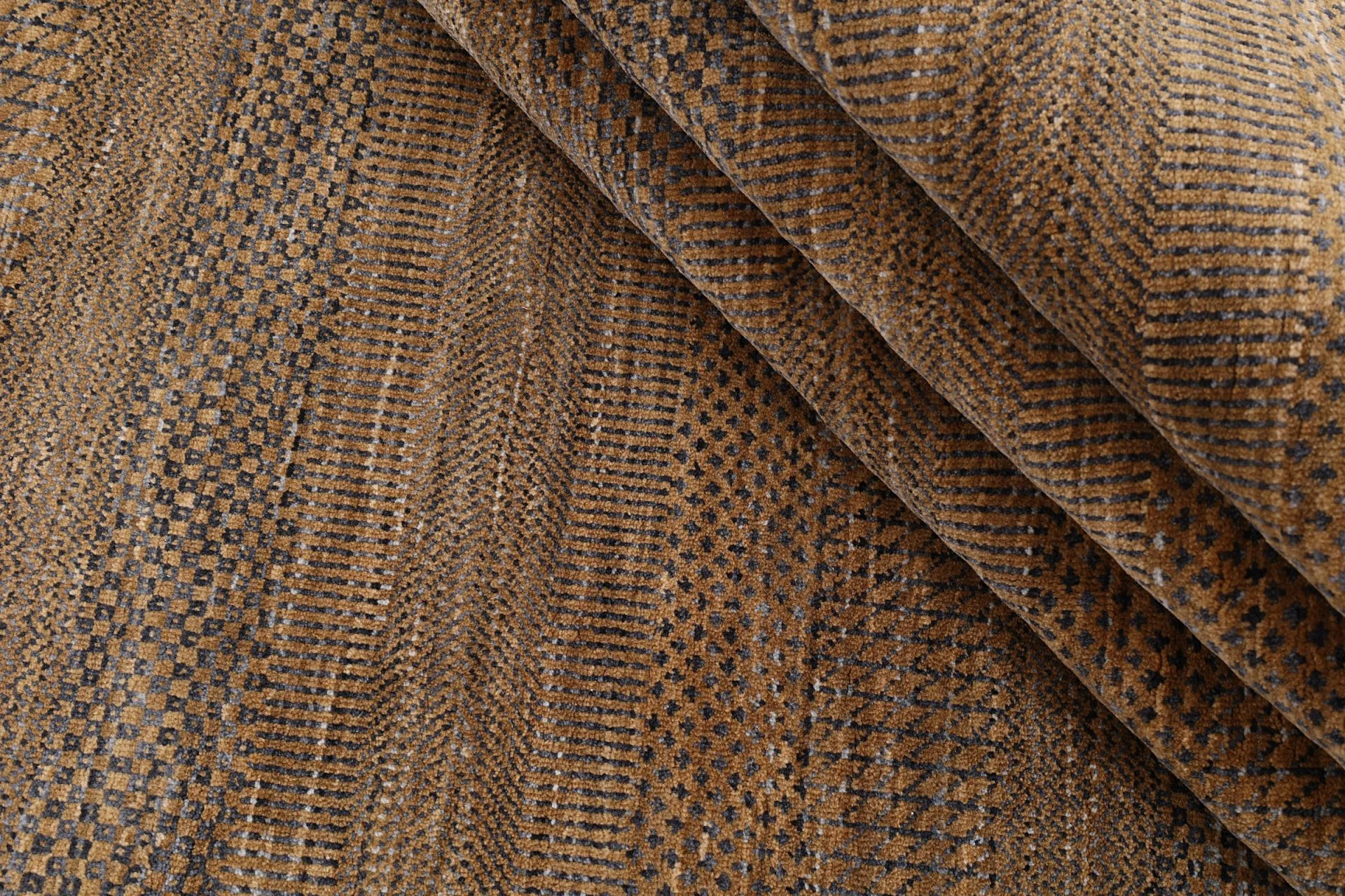 Indian Rug — hand-knotted, 272 × 371 cm, Wool & Silk
