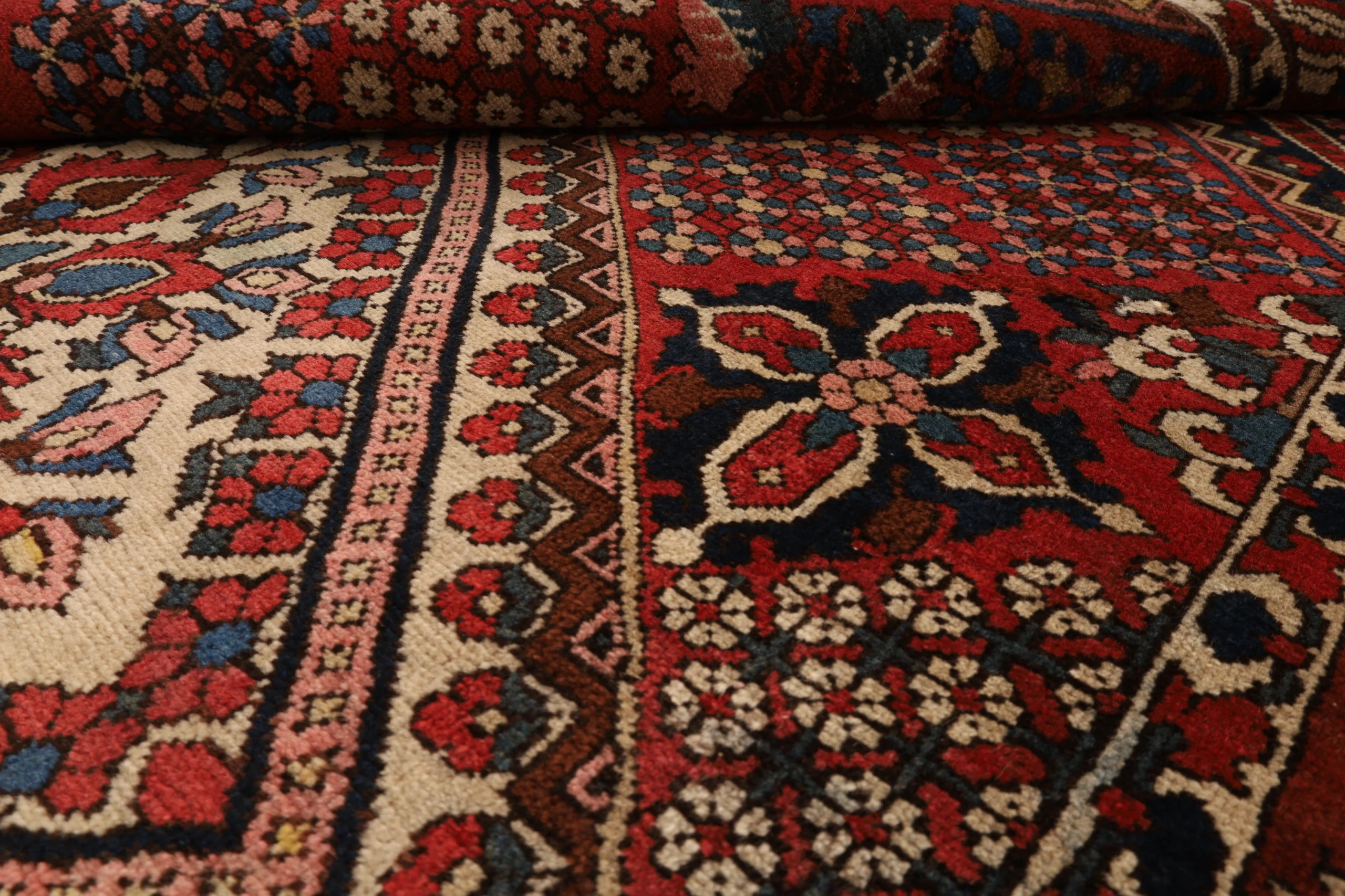 perserteppich-hamburg-208-x-137-cm-wolle-handgeknupft-rot-orange-37-scaled Bakhtiari Persian Rug 208 × 137 cm, Wool, hand-knotted