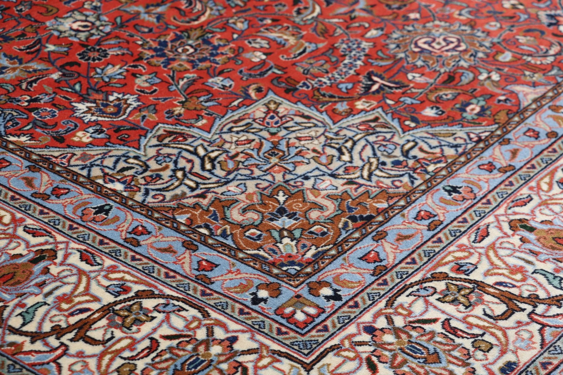 Hand-Knotted Wool Sarouk Persian Rug, 261 × 348 cm