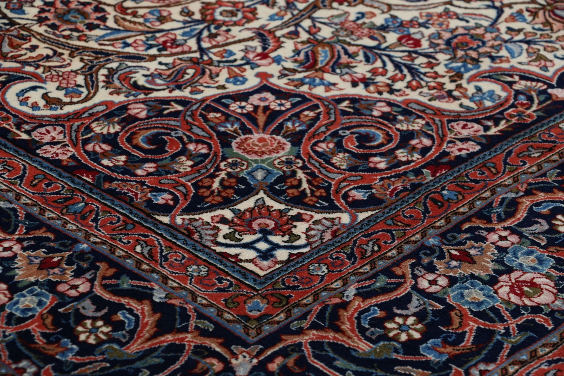 Hand-Knotted Wool Sarouk Persian Rug, 207 × 305 cm