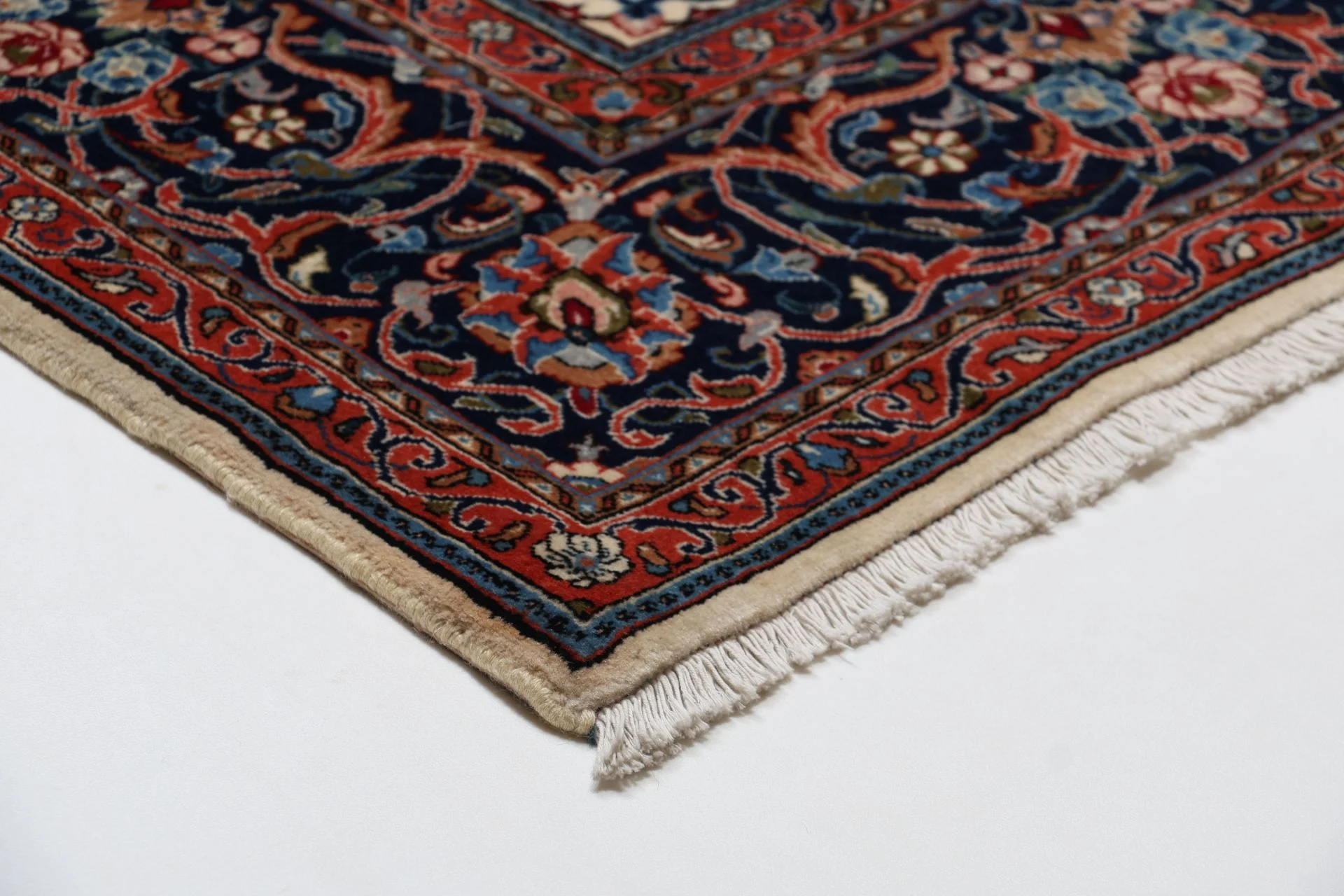 Hand-Knotted Wool Sarouk Persian Rug, 207 × 305 cm