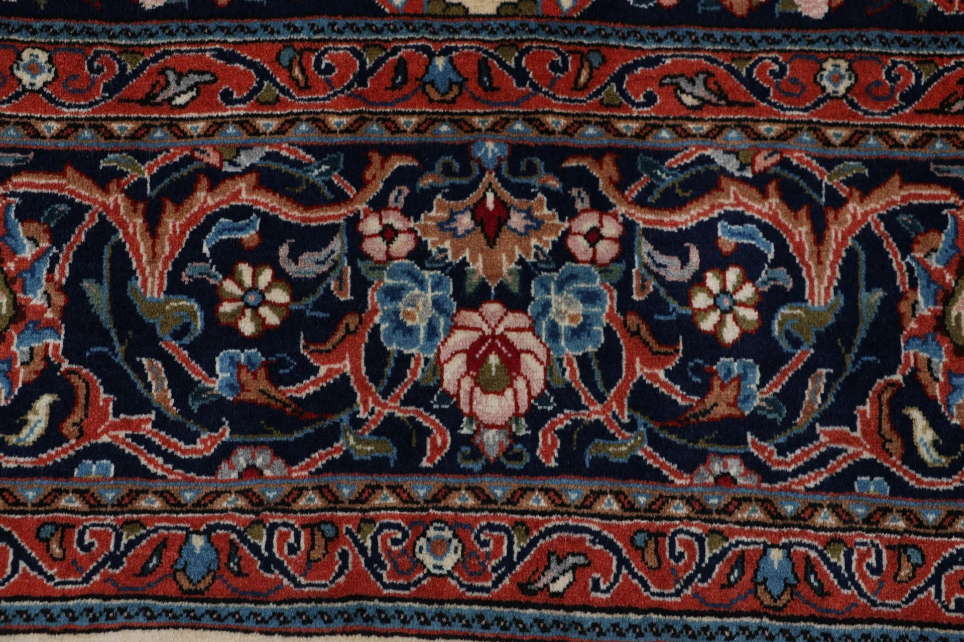 Hand-Knotted Wool Sarouk Persian Rug, 207 × 305 cm