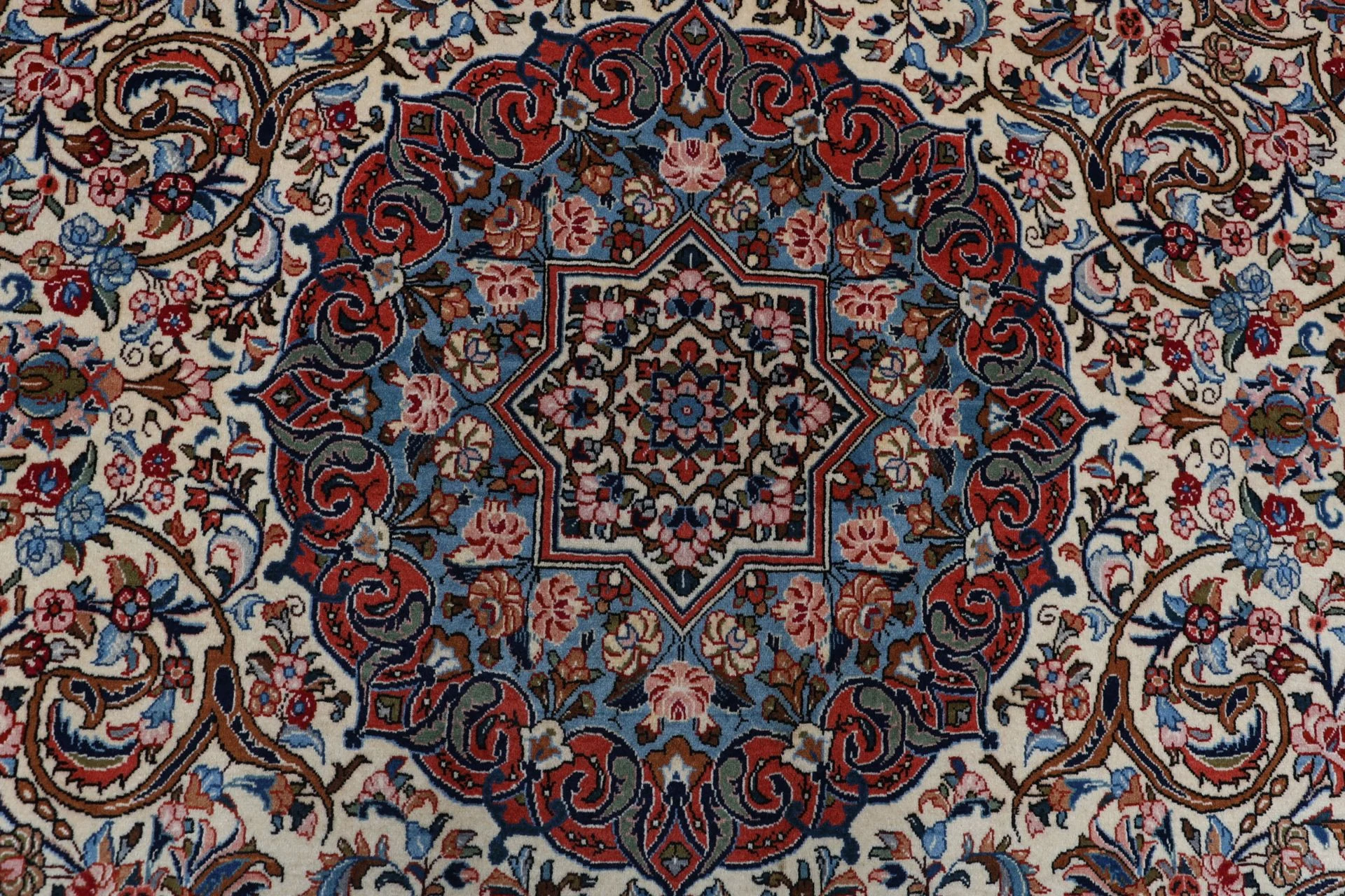 Hand-Knotted Wool Sarouk Persian Rug, 207 × 305 cm