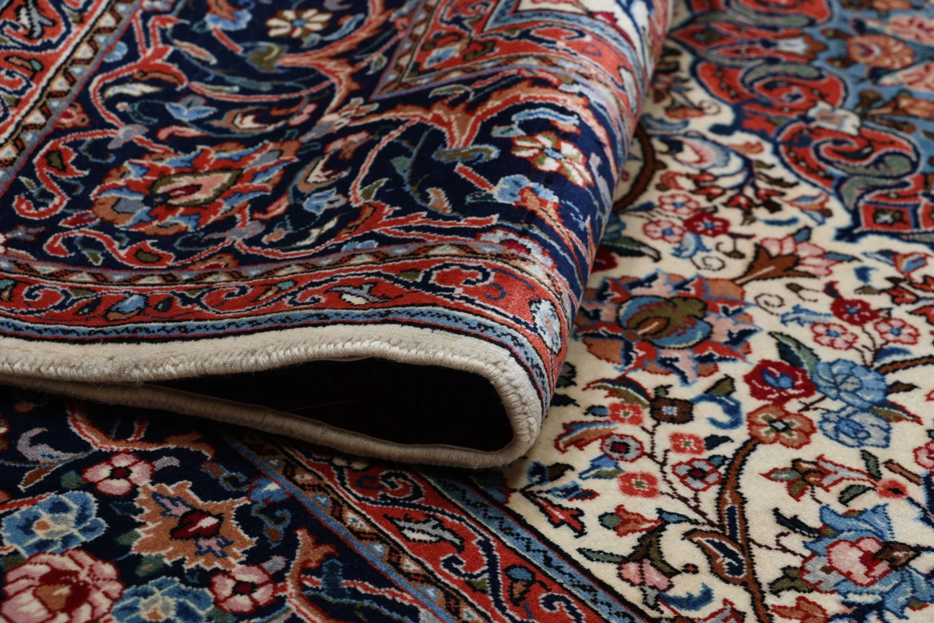 Hand-Knotted Wool Sarouk Persian Rug, 207 × 305 cm