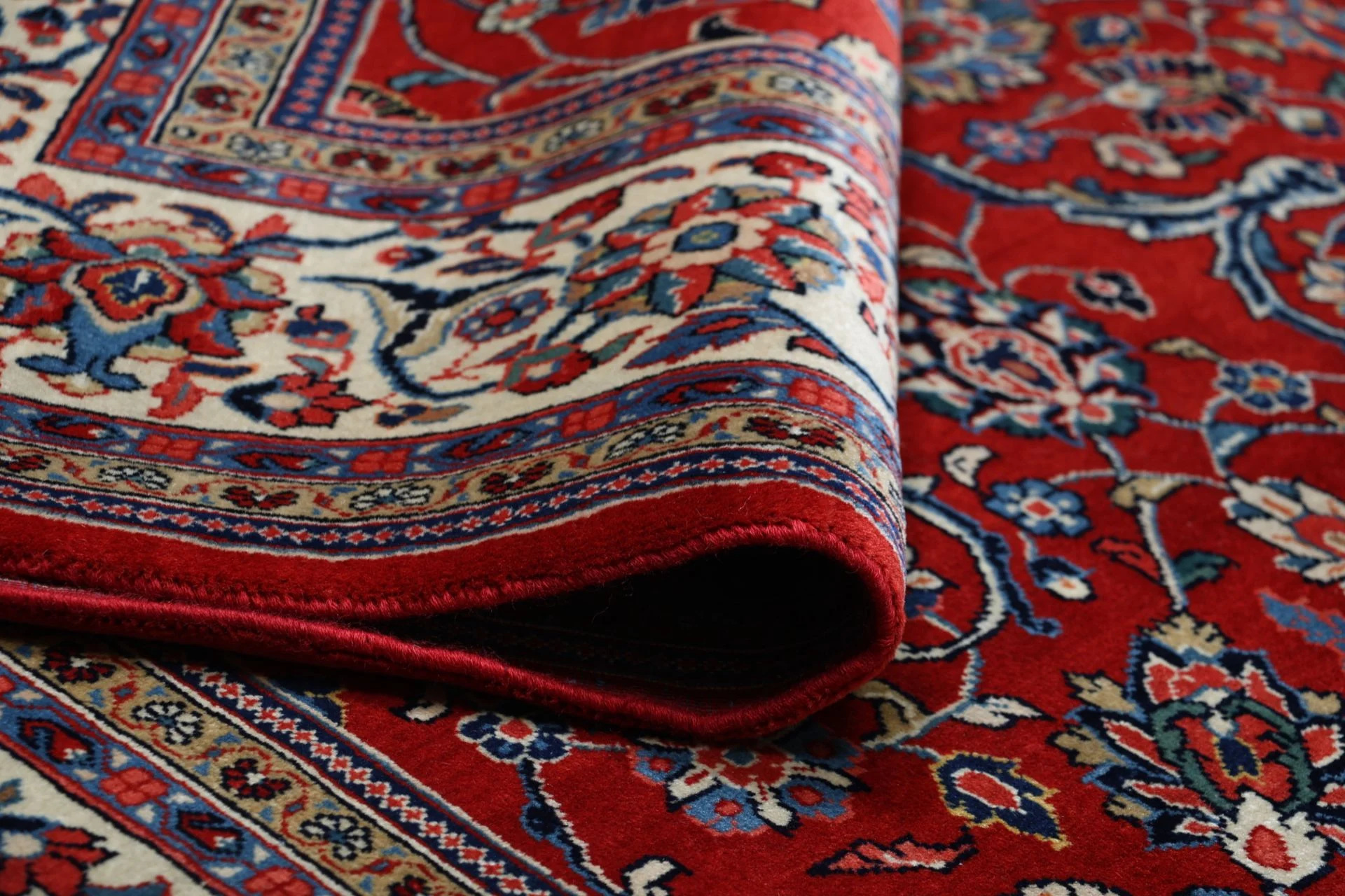 Hand-Knotted Wool Sarouk Persian Rug, 218 × 320 cm