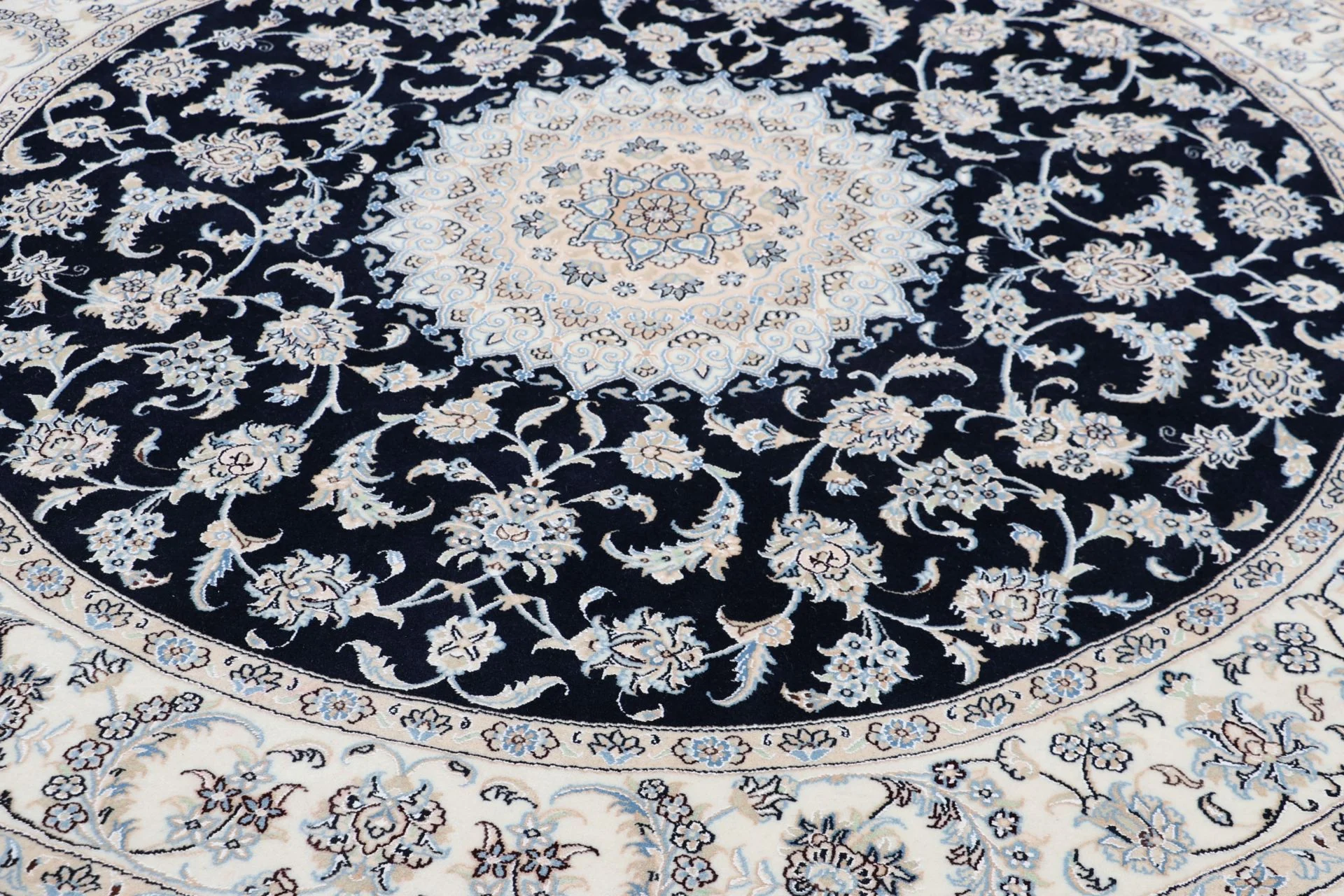 Nain Persian Rug — hand-knotted, 202 × 202 cm, Wool