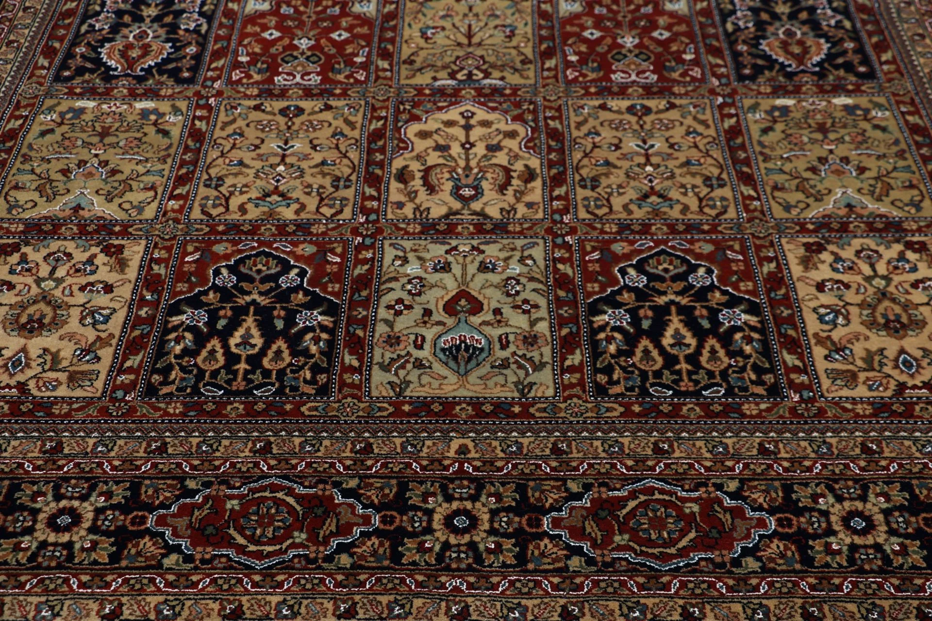 Qom Indian Rug 196 × 254 cm, Wool & Silk, hand-knotted