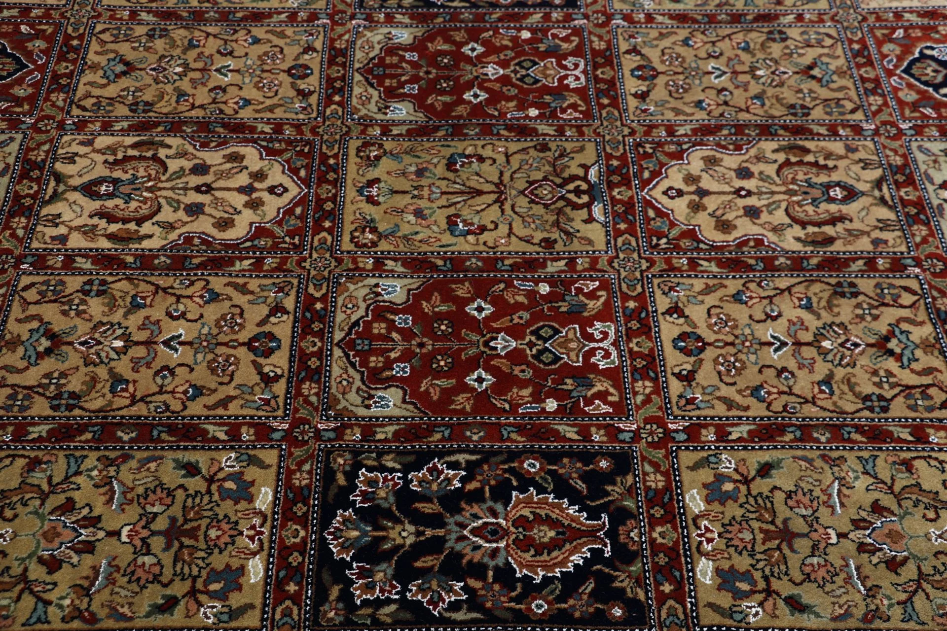 Qom Indian Rug 196 × 254 cm, Wool & Silk, hand-knotted