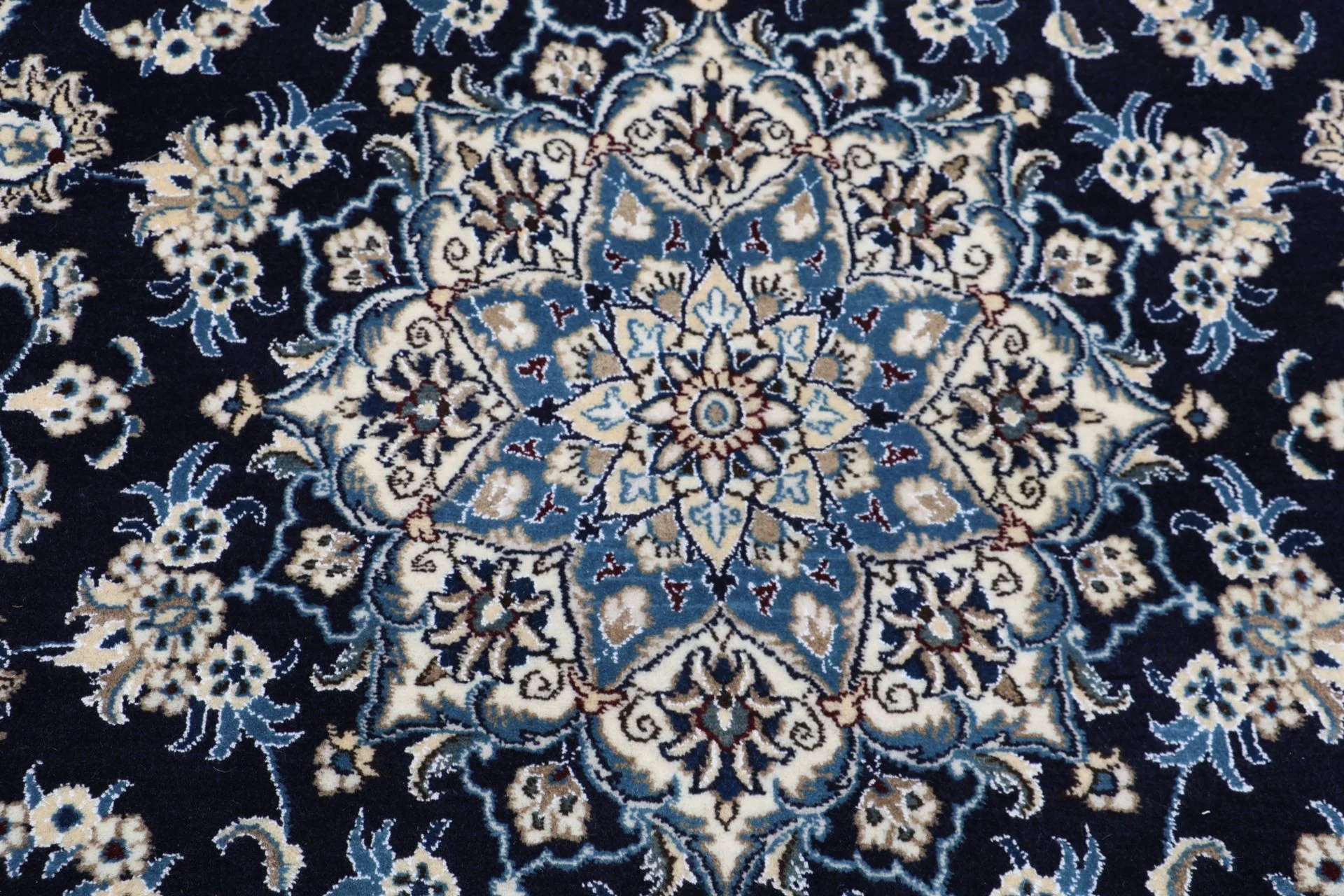 Nain Persian Rug — hand-knotted, 198 × 198 cm, Wool