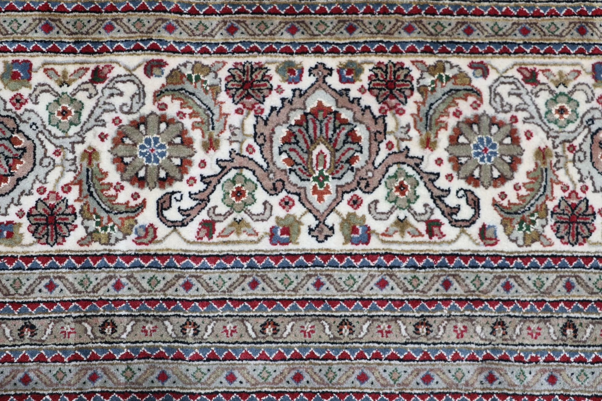 Tabriz Indian Rug — hand-knotted, 298 × 396 cm, Wool