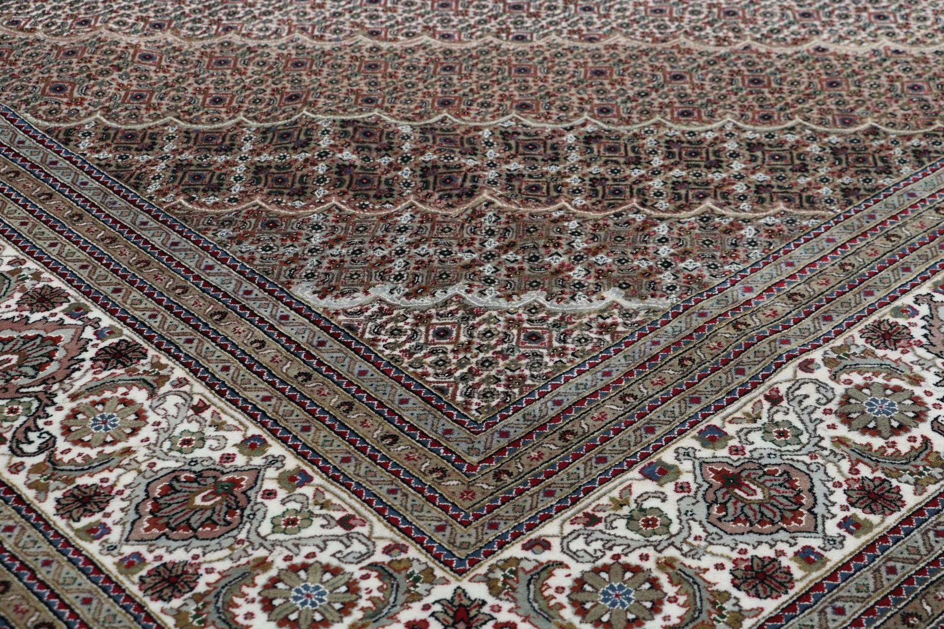 Tabriz Indian Rug — hand-knotted, 298 × 396 cm, Wool