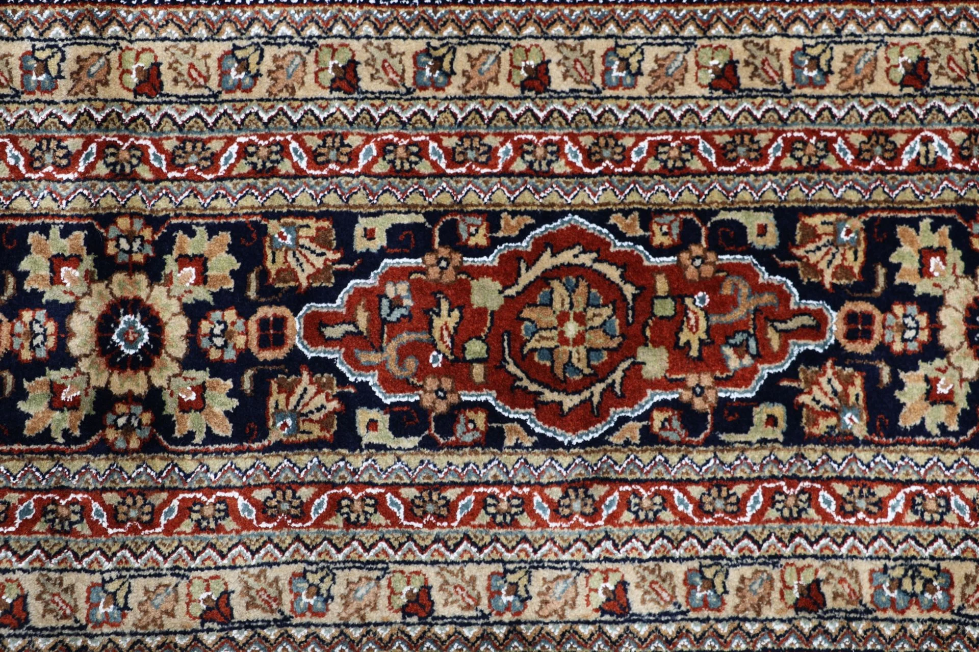 Qom Indian Rug — hand-knotted, 302 × 395 cm, Wool
