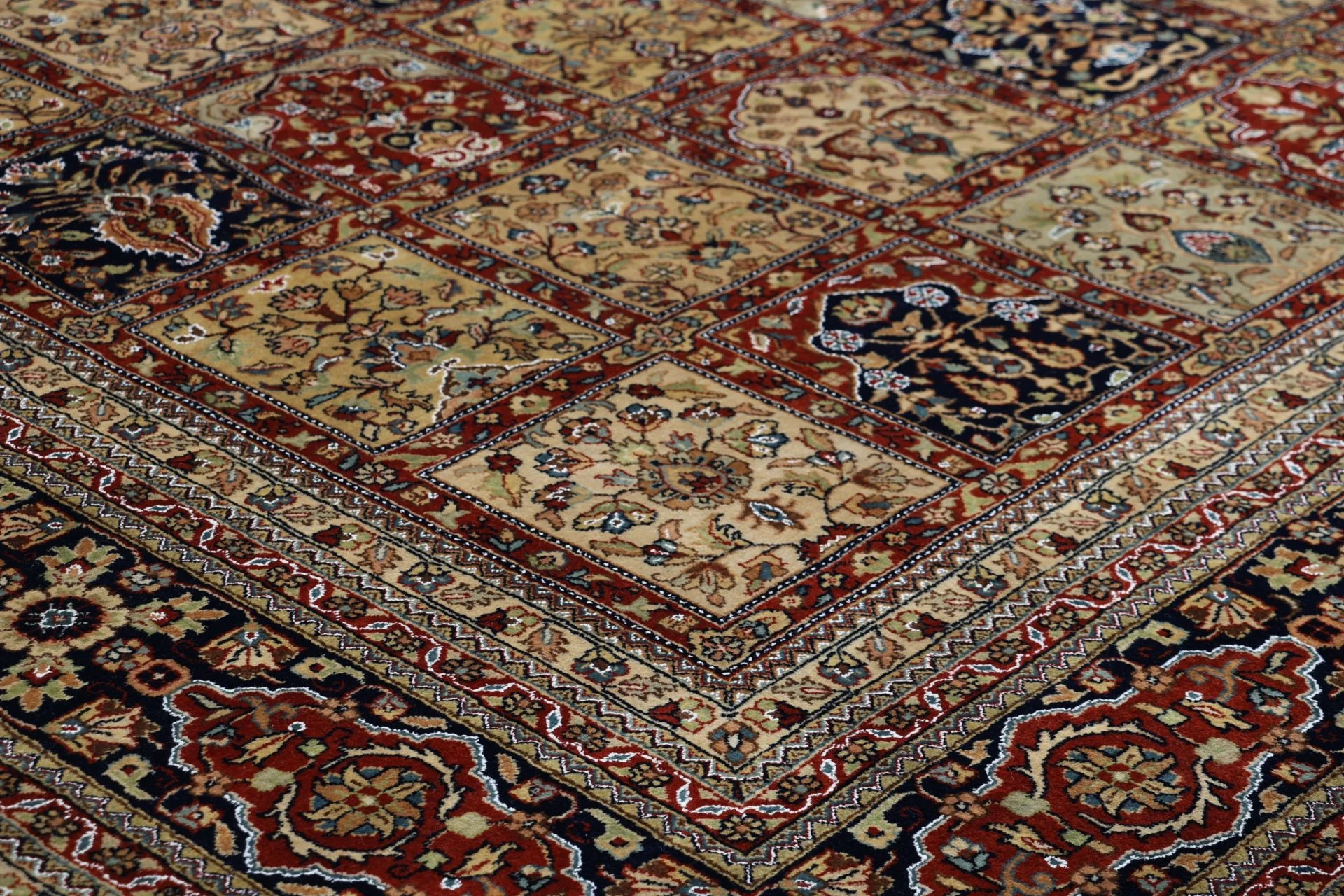 Qom Indian Rug — hand-knotted, 302 × 395 cm, Wool