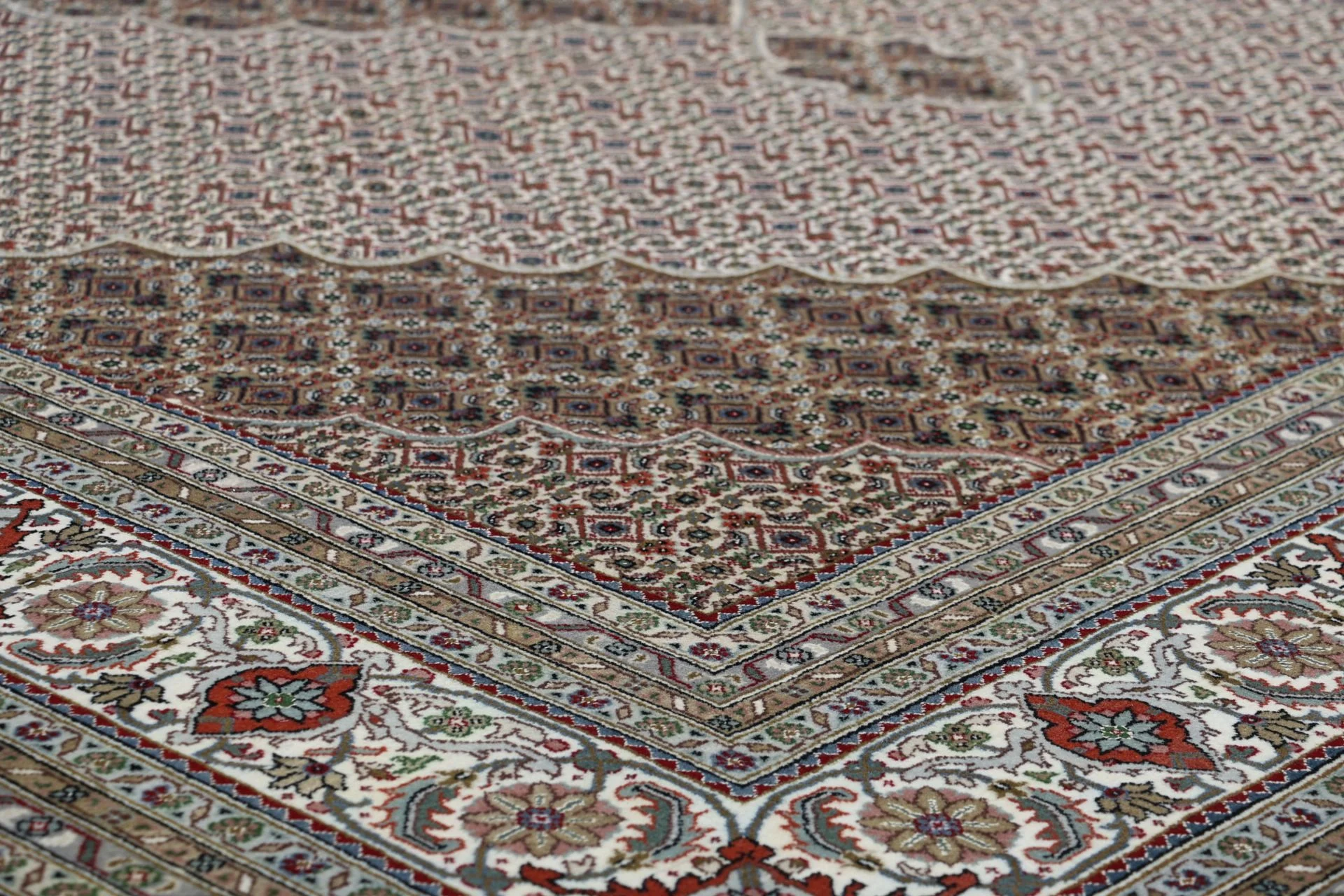 Tabriz Indian Rug — hand-knotted, 250 × 354 cm, Wool