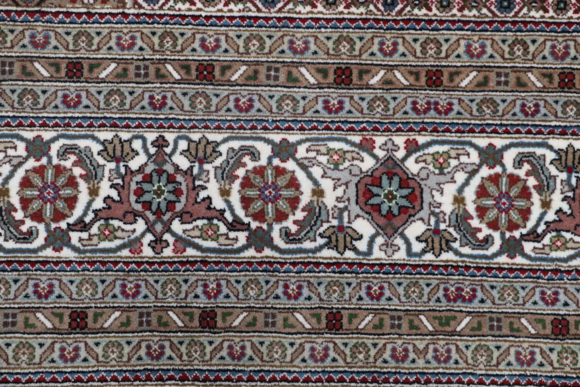 Tabriz Indian Rug — hand-knotted, 250 × 349 cm, Wool