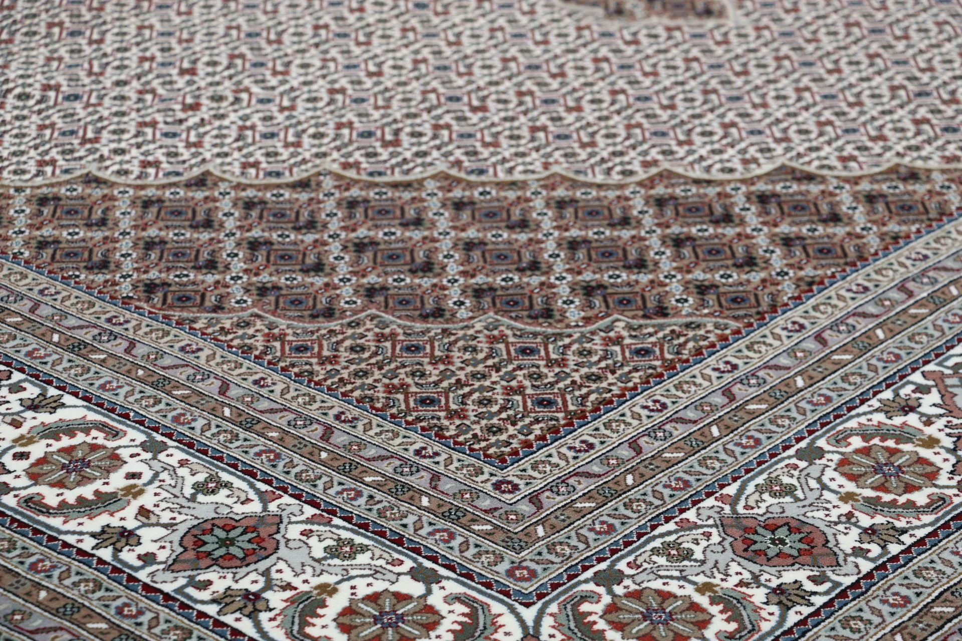 Hand-Knotted Wool Tabriz Indian Rug, 253 × 348 cm
