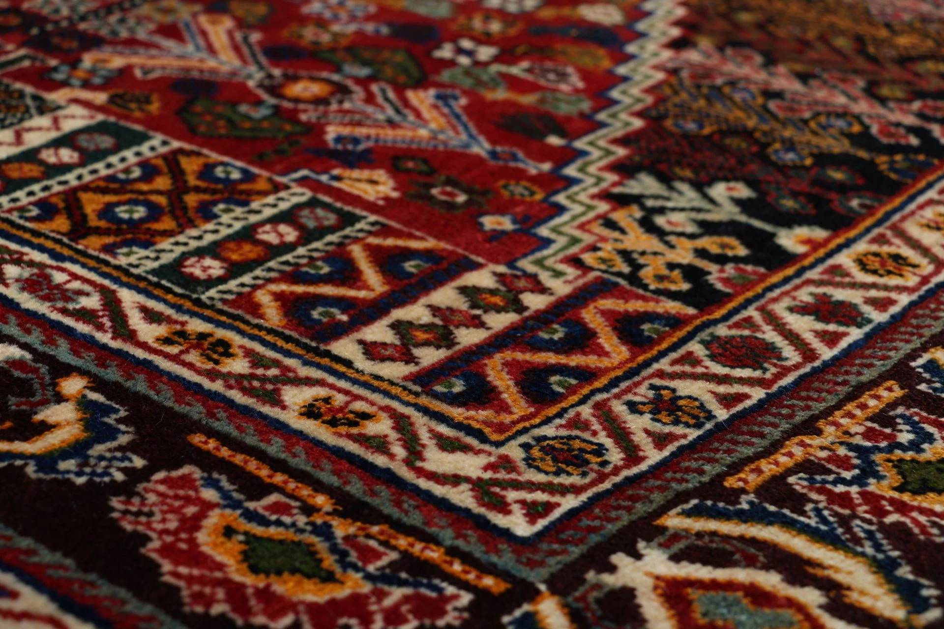 Hand-Knotted Wool Shiraz Persian Rug, 213 × 302 cm