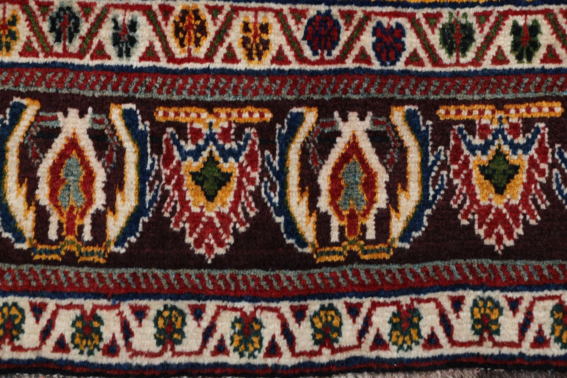 Hand-Knotted Wool Shiraz Persian Rug, 213 × 302 cm
