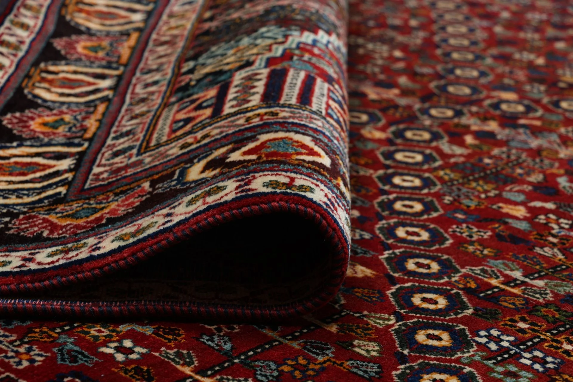 Hand-Knotted Wool Shiraz Persian Rug, 213 × 302 cm