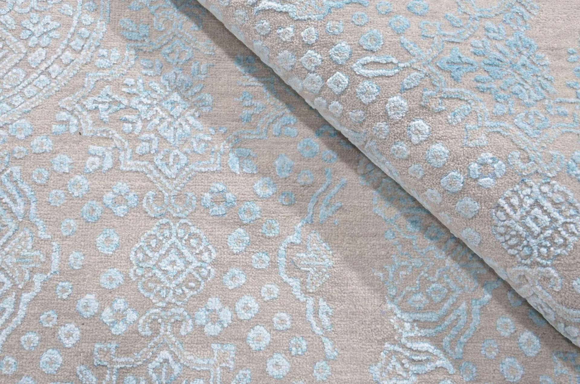 Indian Rug 241 × 304 cm, Wool & Silk, hand-knotted