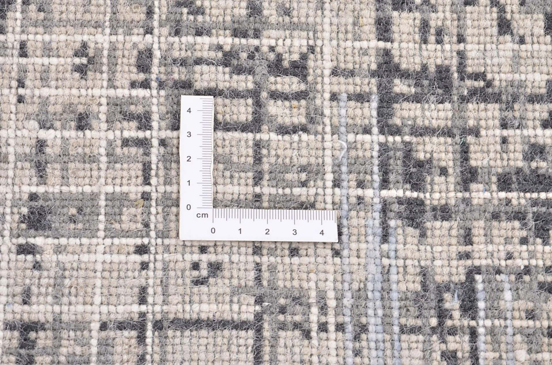 Indian Rug — hand-knotted, 172 × 245 cm, Wool