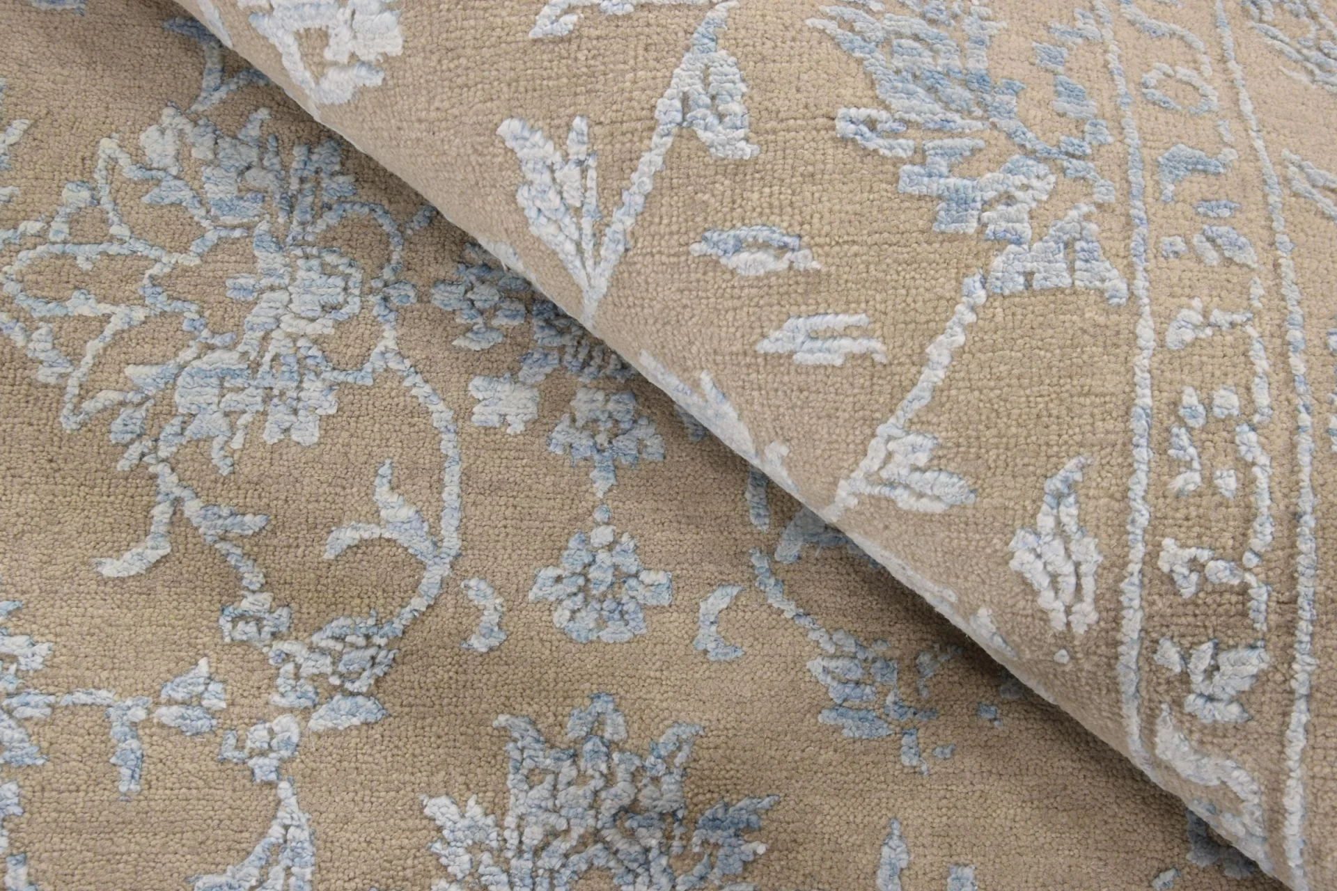 Indian Rug — hand-knotted, 203 × 305 cm