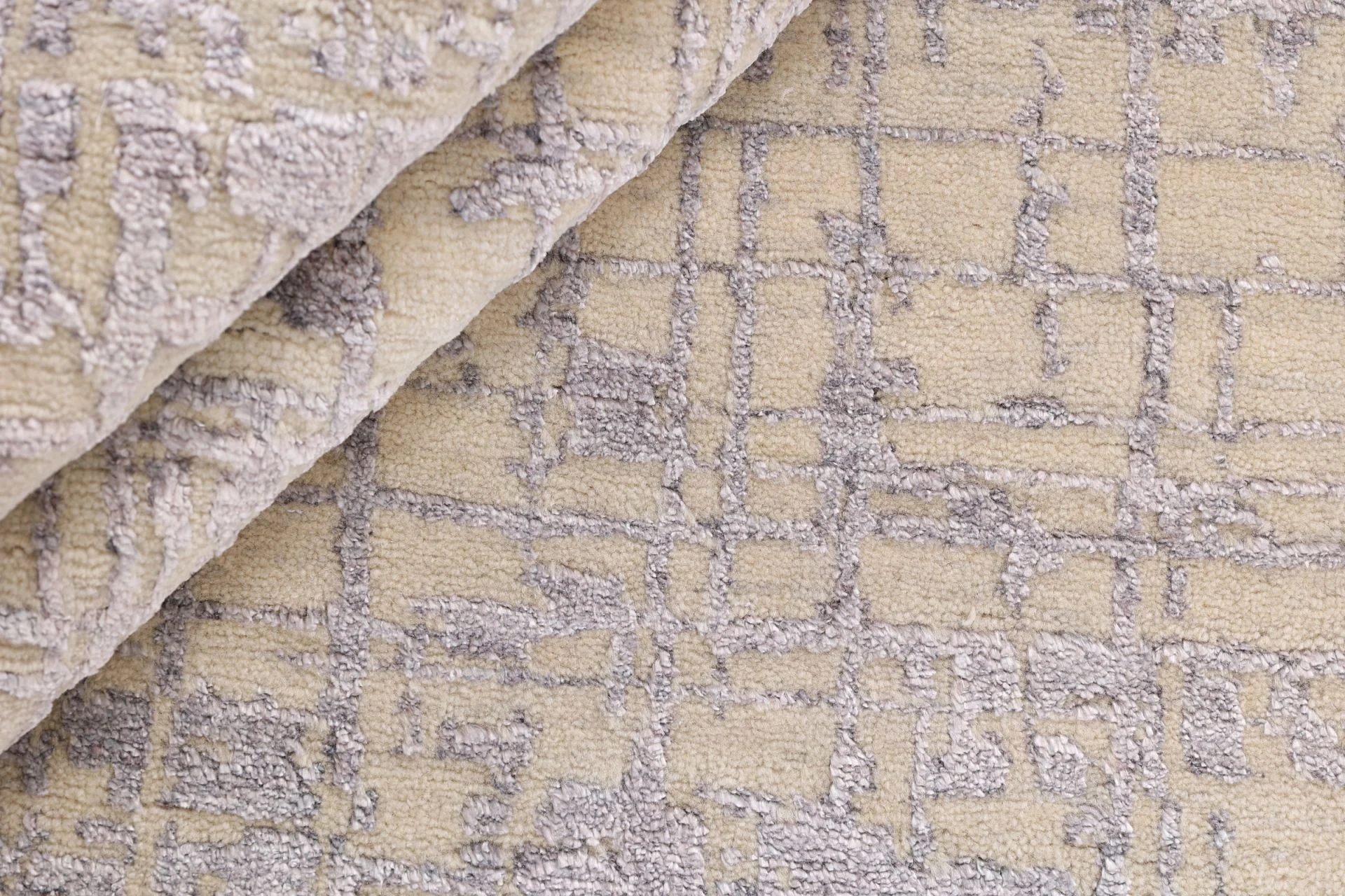 Indian Rug — hand-knotted, 241 × 314 cm, Wool & Silk
