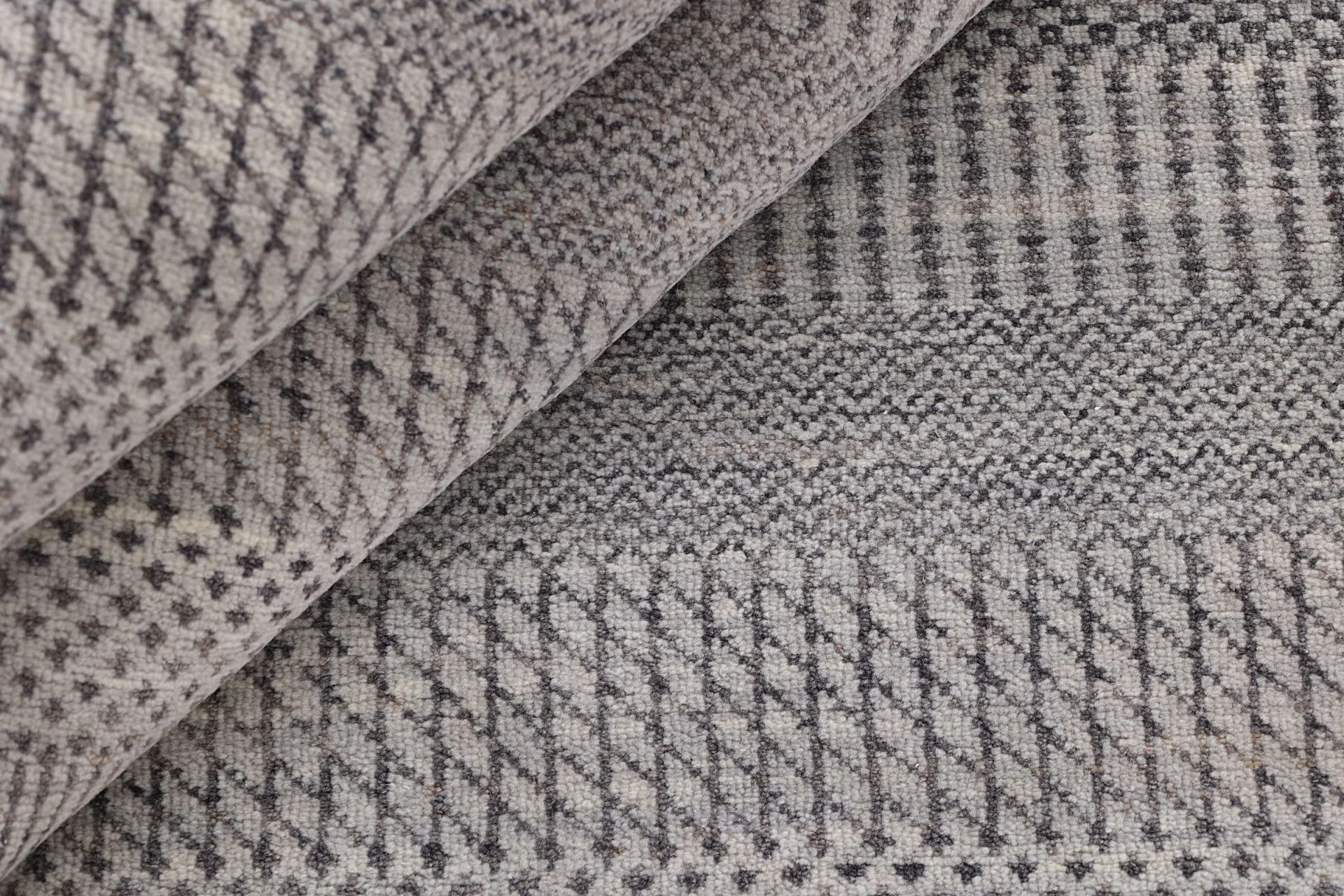 Indian Rug 274 × 372 cm, Wool & Silk, hand-knotted