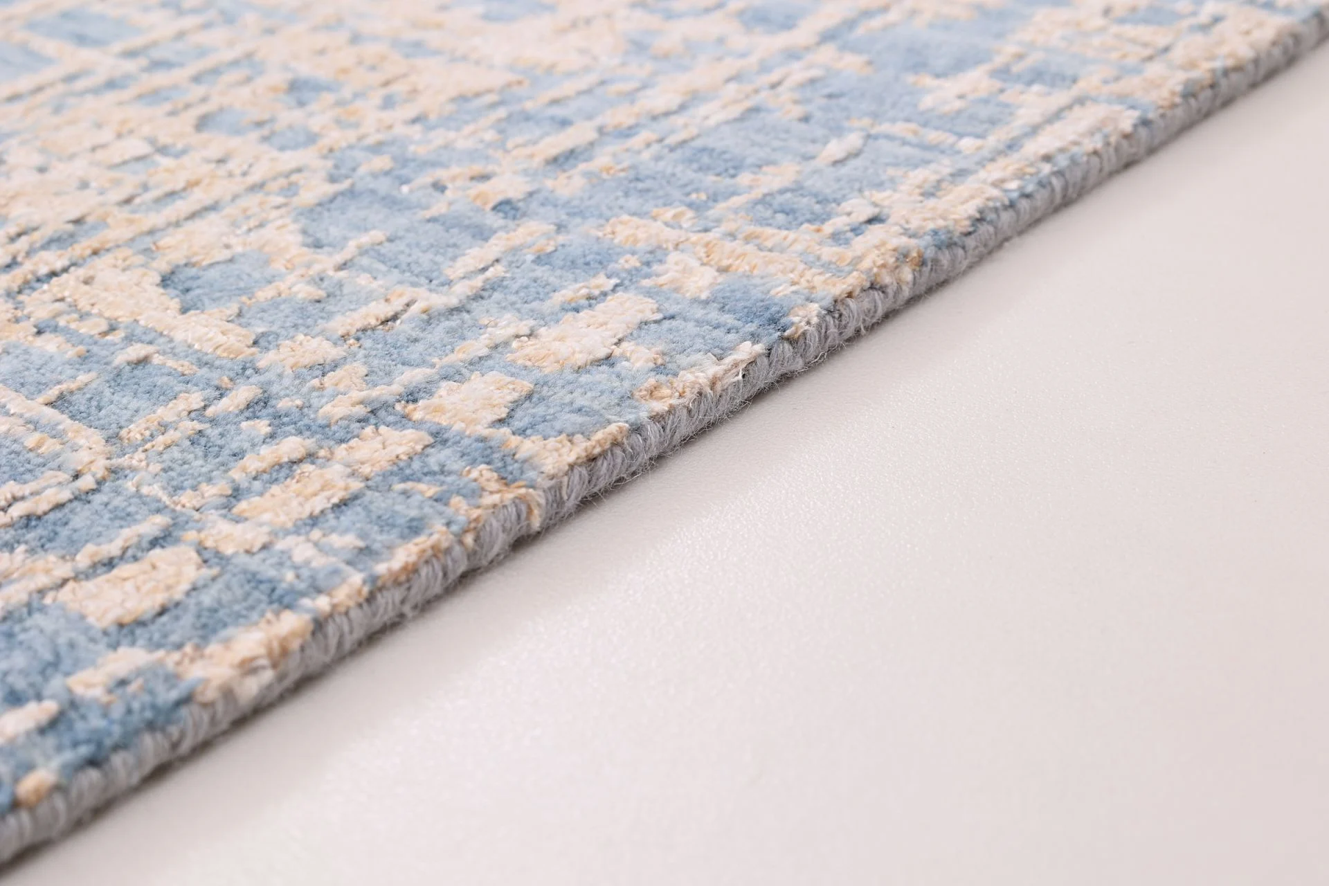 Indian Rug — hand-knotted, 246 × 323 cm, Wool & Silk