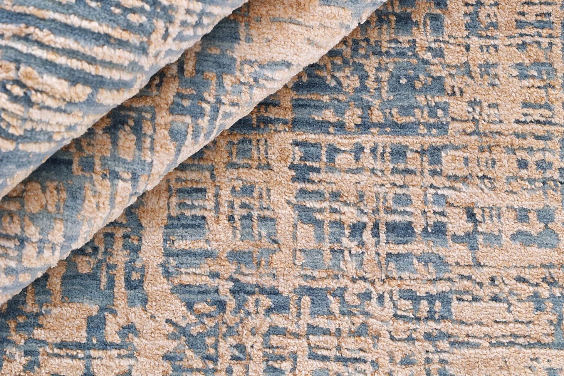 Indian Rug — hand-knotted, 246 × 323 cm, Wool & Silk