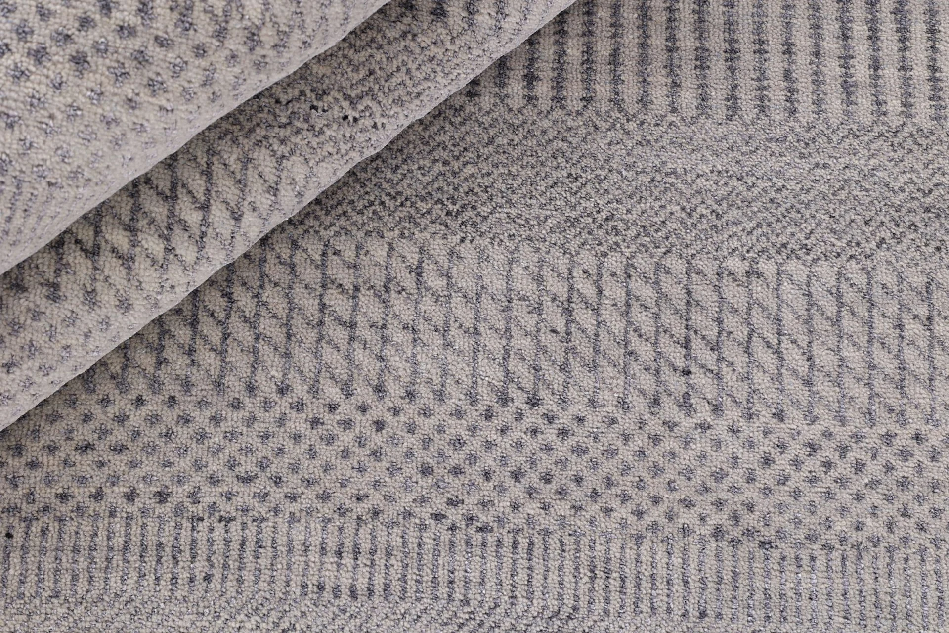 Indian Rug — hand-knotted, 245 × 312 cm, Wool & Silk