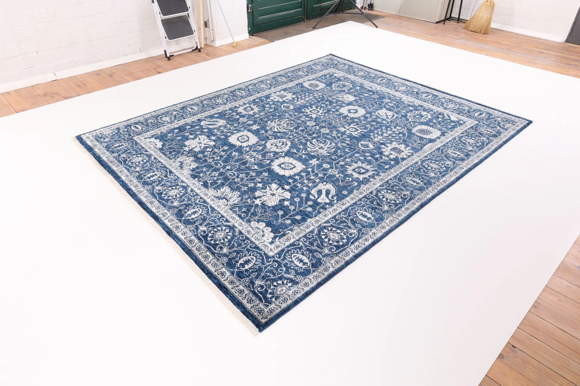 Indian Rug — hand-knotted, 243 × 310 cm, Wool & Silk