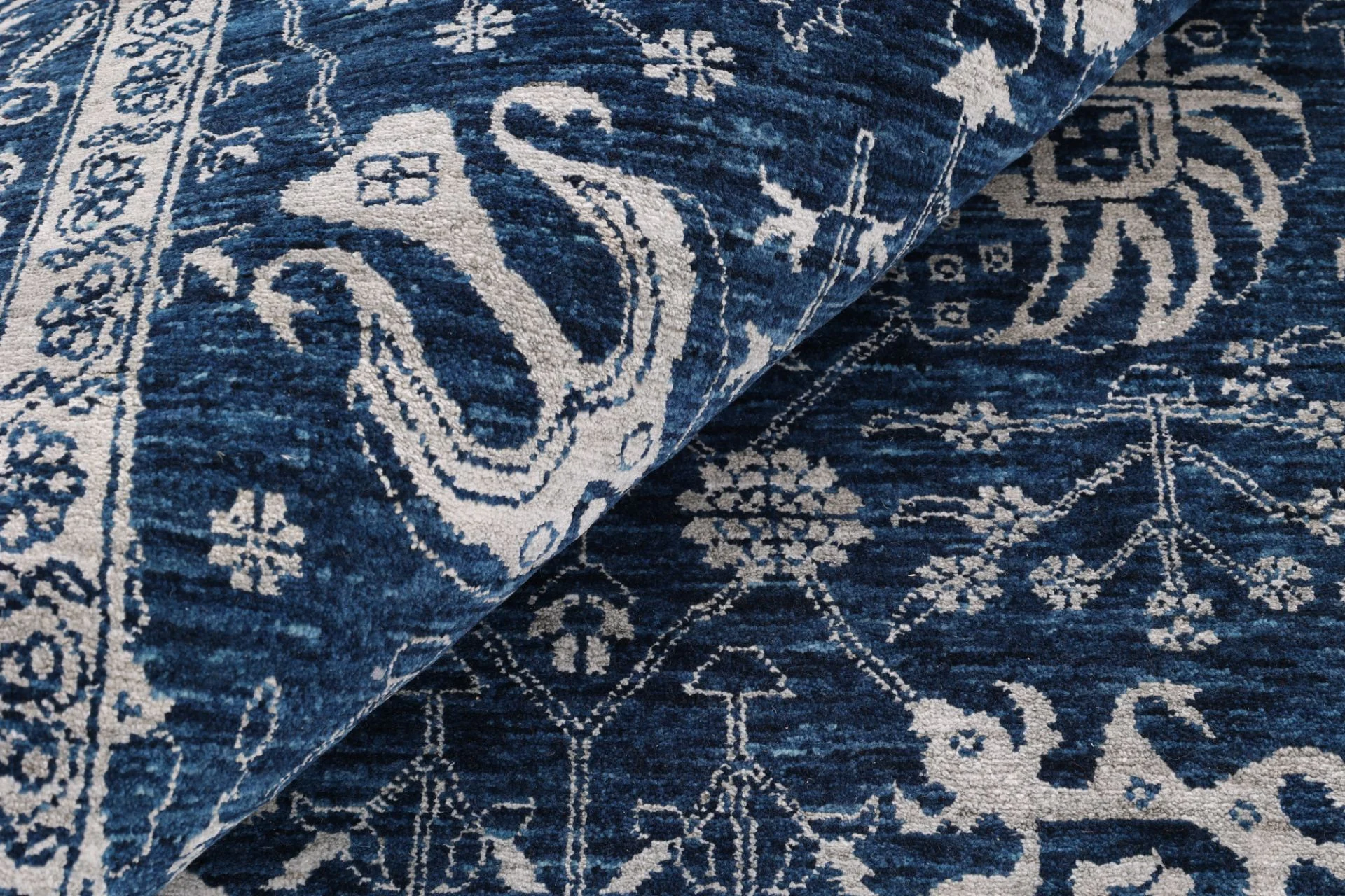 Indian Rug — hand-knotted, 243 × 310 cm, Wool & Silk